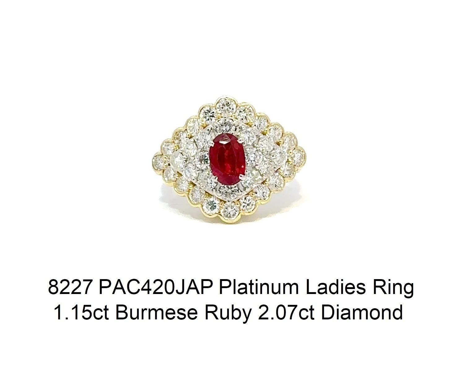 Taglio brillante Anello da donna in platino con rubino e diamanti in vendita