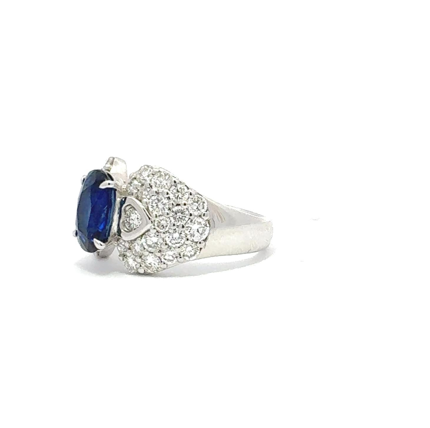 Moderno Anello da donna in platino con zaffiro e diamanti in vendita