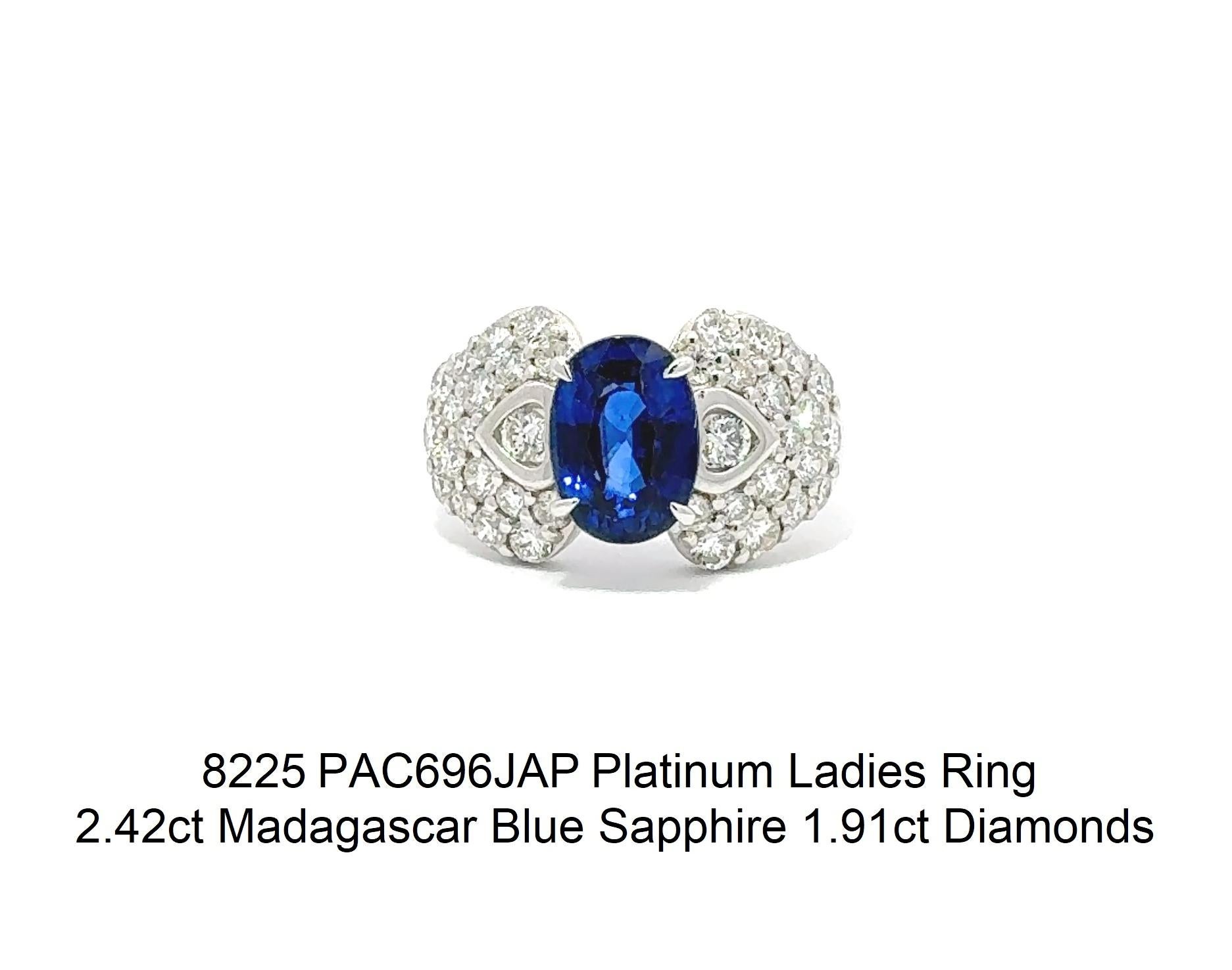 Taglio brillante Anello da donna in platino con zaffiro e diamanti in vendita