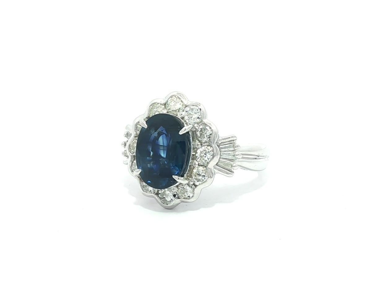 Anello in platino con zaffiro blu reale ovale di 5,19 ct GIA e diamante a raggiera in vendita 6