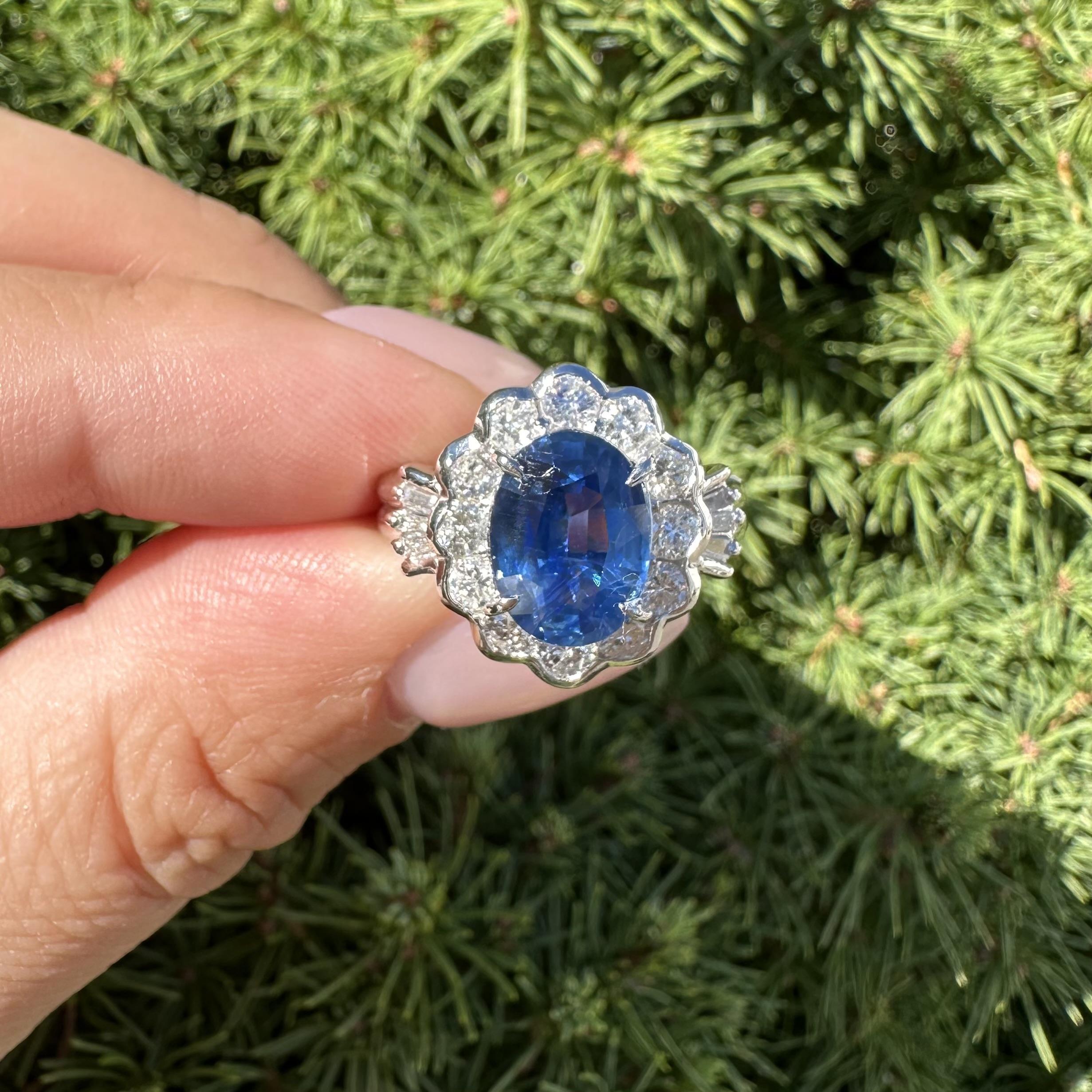 Anello in platino con zaffiro blu reale ovale di 5,19 ct GIA e diamante a raggiera in vendita 8