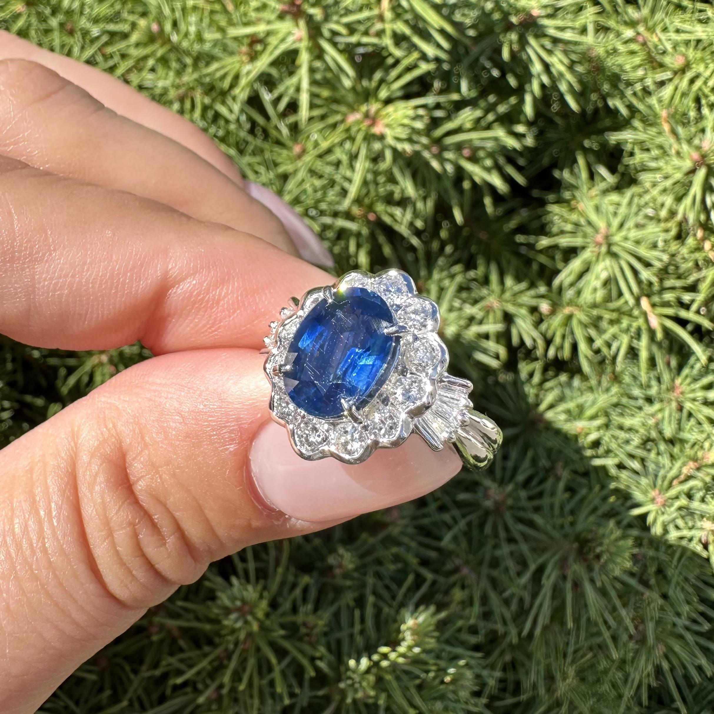 Anello in platino con zaffiro blu reale ovale di 5,19 ct GIA e diamante a raggiera in vendita 9
