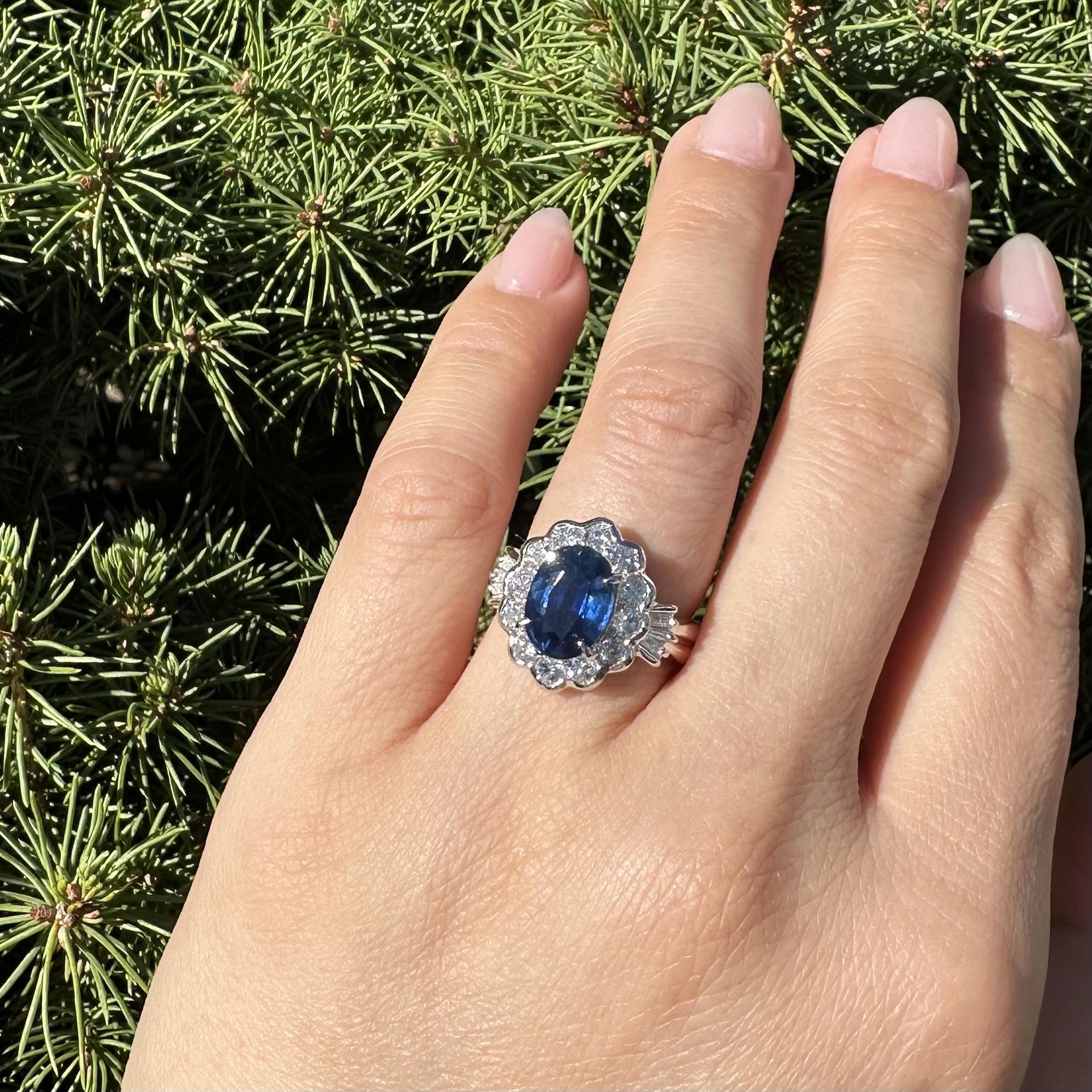 Anello in platino con zaffiro blu reale ovale di 5,19 ct GIA e diamante a raggiera in vendita 10