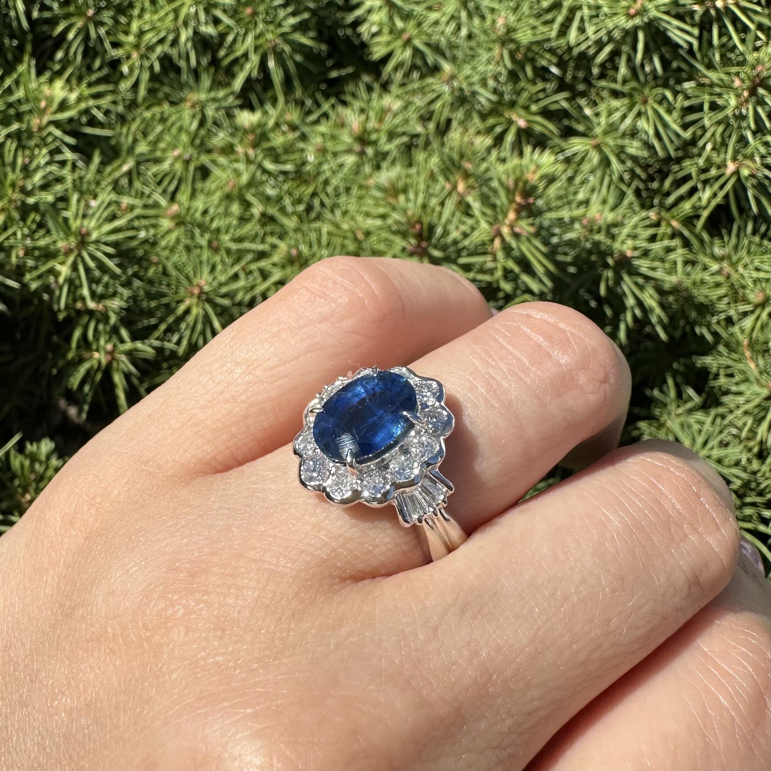 Anello in platino con zaffiro blu reale ovale di 5,19 ct GIA e diamante a raggiera in vendita 11