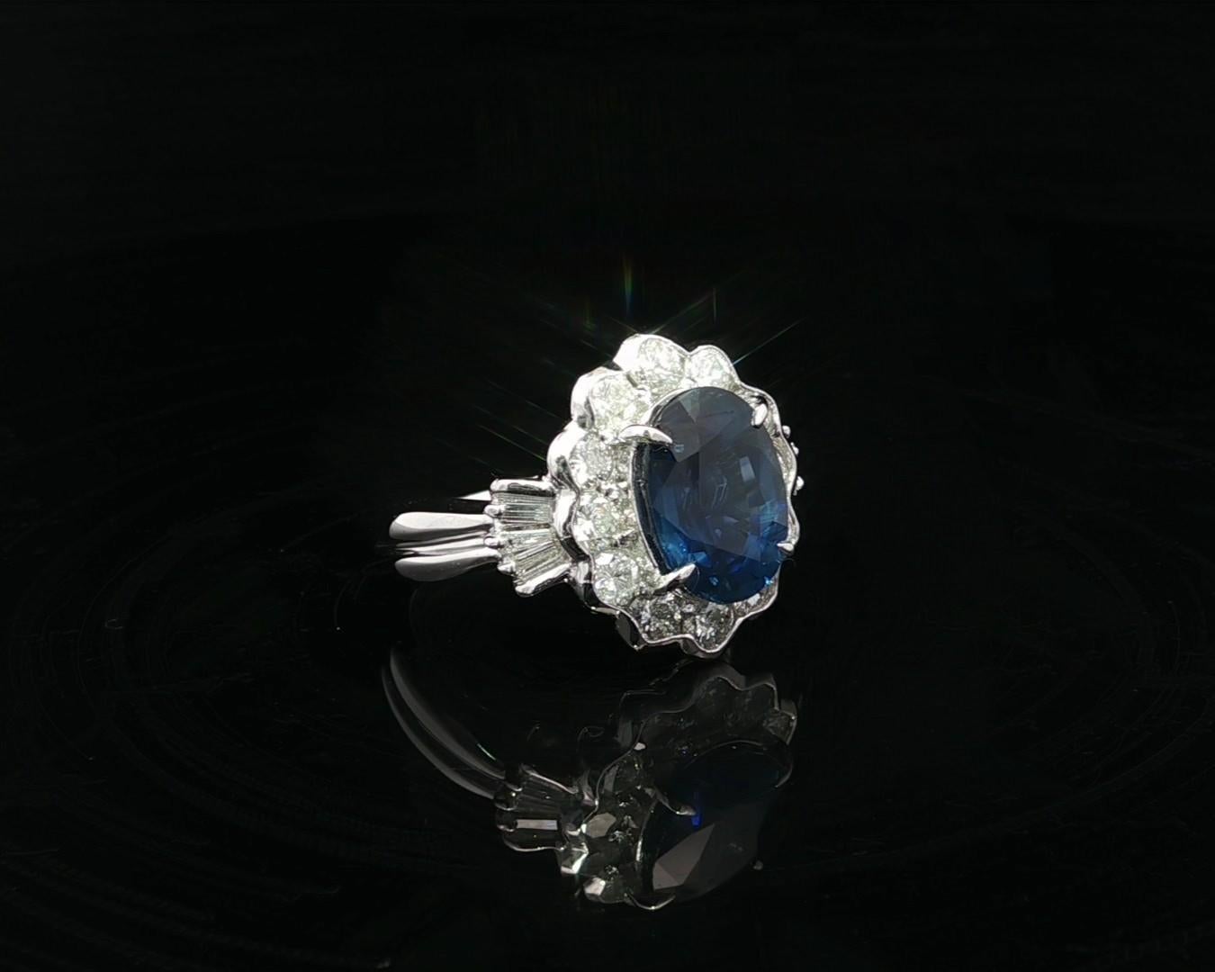 Taglio brillante Anello in platino con zaffiro blu reale ovale di 5,19 ct GIA e diamante a raggiera in vendita