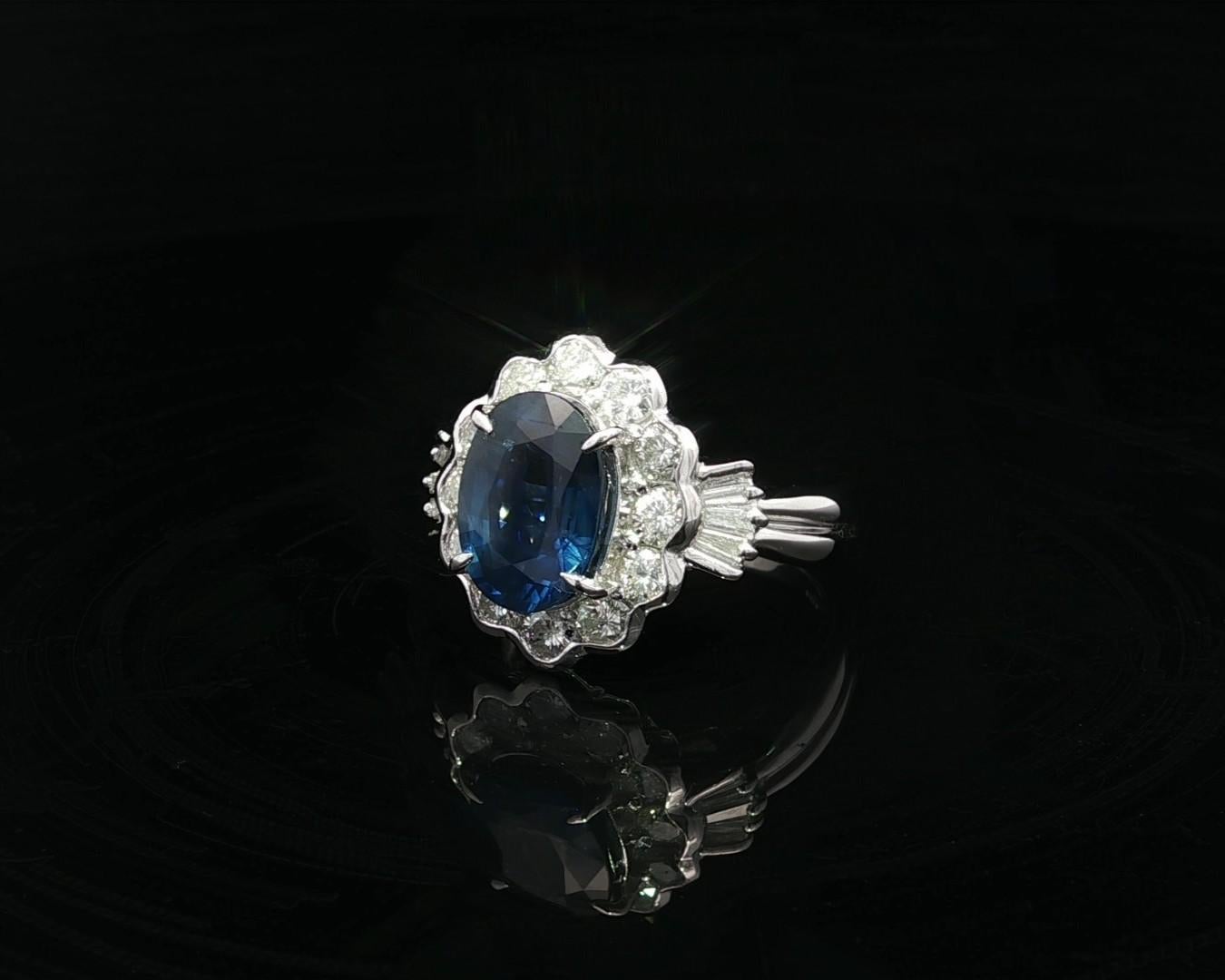 Anello in platino con zaffiro blu reale ovale di 5,19 ct GIA e diamante a raggiera In condizioni ottime in vendita a Montclair, NJ