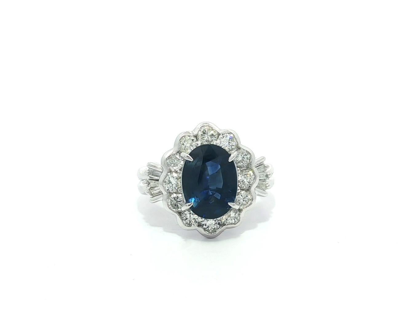 Donna Anello in platino con zaffiro blu reale ovale di 5,19 ct GIA e diamante a raggiera in vendita