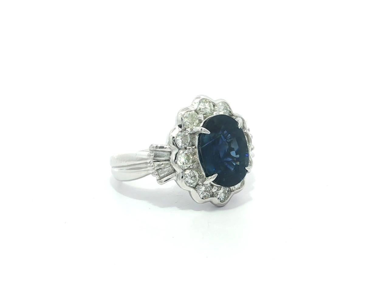 Anello in platino con zaffiro blu reale ovale di 5,19 ct GIA e diamante a raggiera in vendita 1