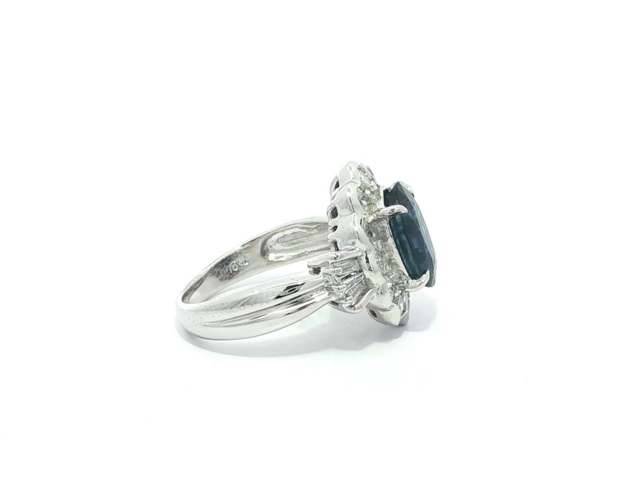 Anello in platino con zaffiro blu reale ovale di 5,19 ct GIA e diamante a raggiera in vendita 2