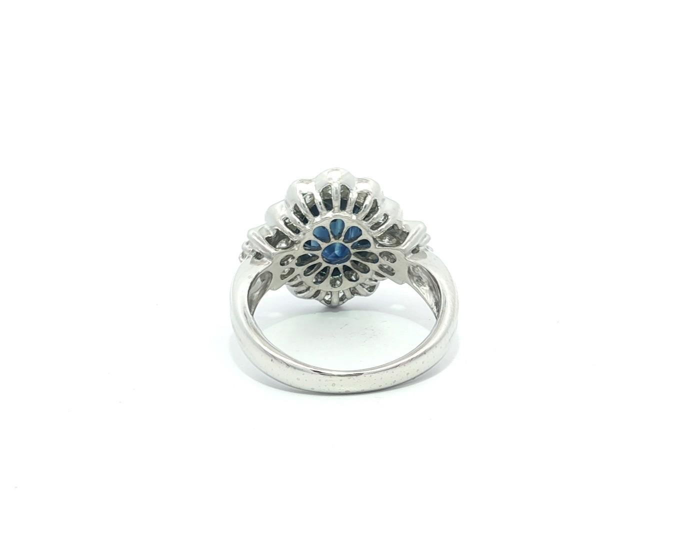 Anello in platino con zaffiro blu reale ovale di 5,19 ct GIA e diamante a raggiera in vendita 3