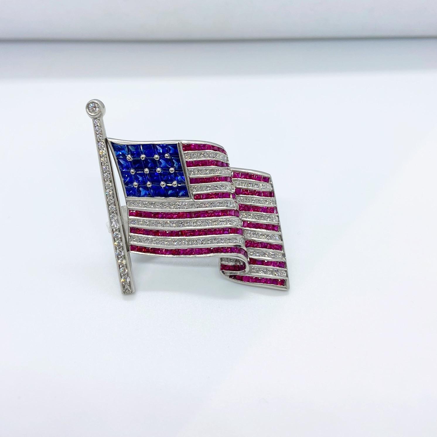 Taille princesse Grande broche de drapeau américain en platine avec diamants, rubis et saphirs en vente