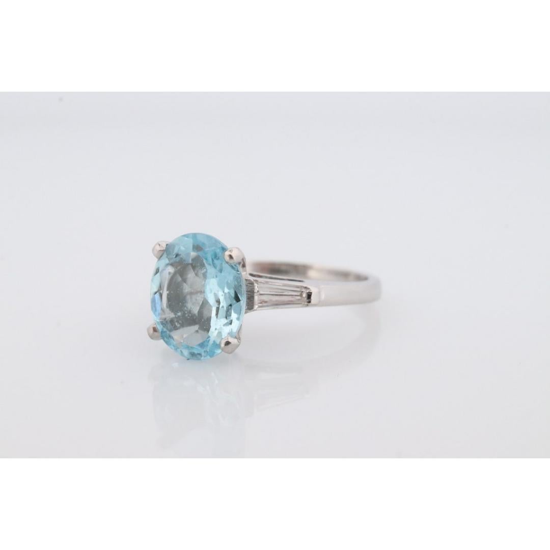 Grande bague aigue-marine et diamant baguette effilée en platine. Apprécié Platine en vente 1