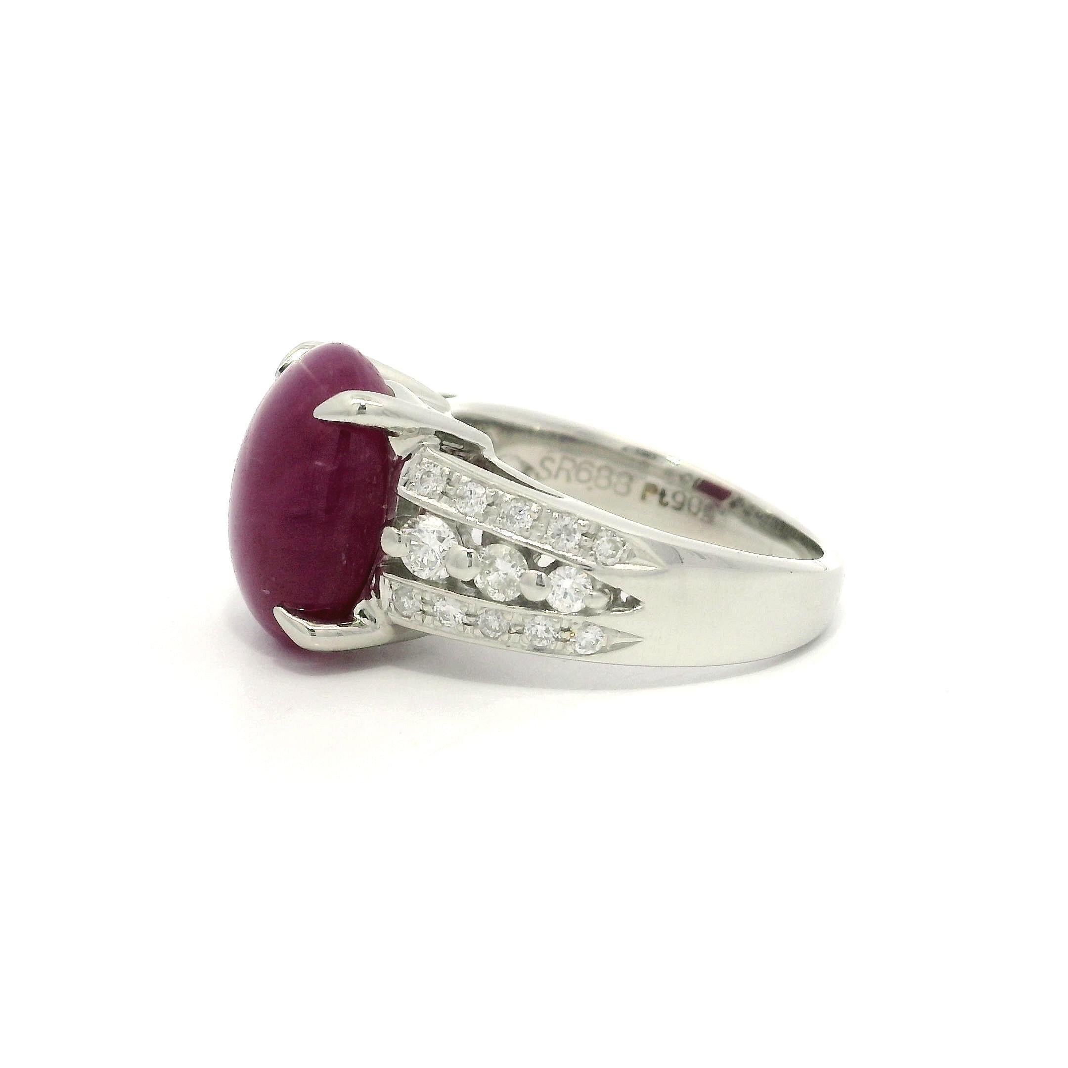 Anello cocktail in platino con cabochon ovale grande e stella di rubino da 0,44 carati con diamante In condizioni buone in vendita a Montclair, NJ
