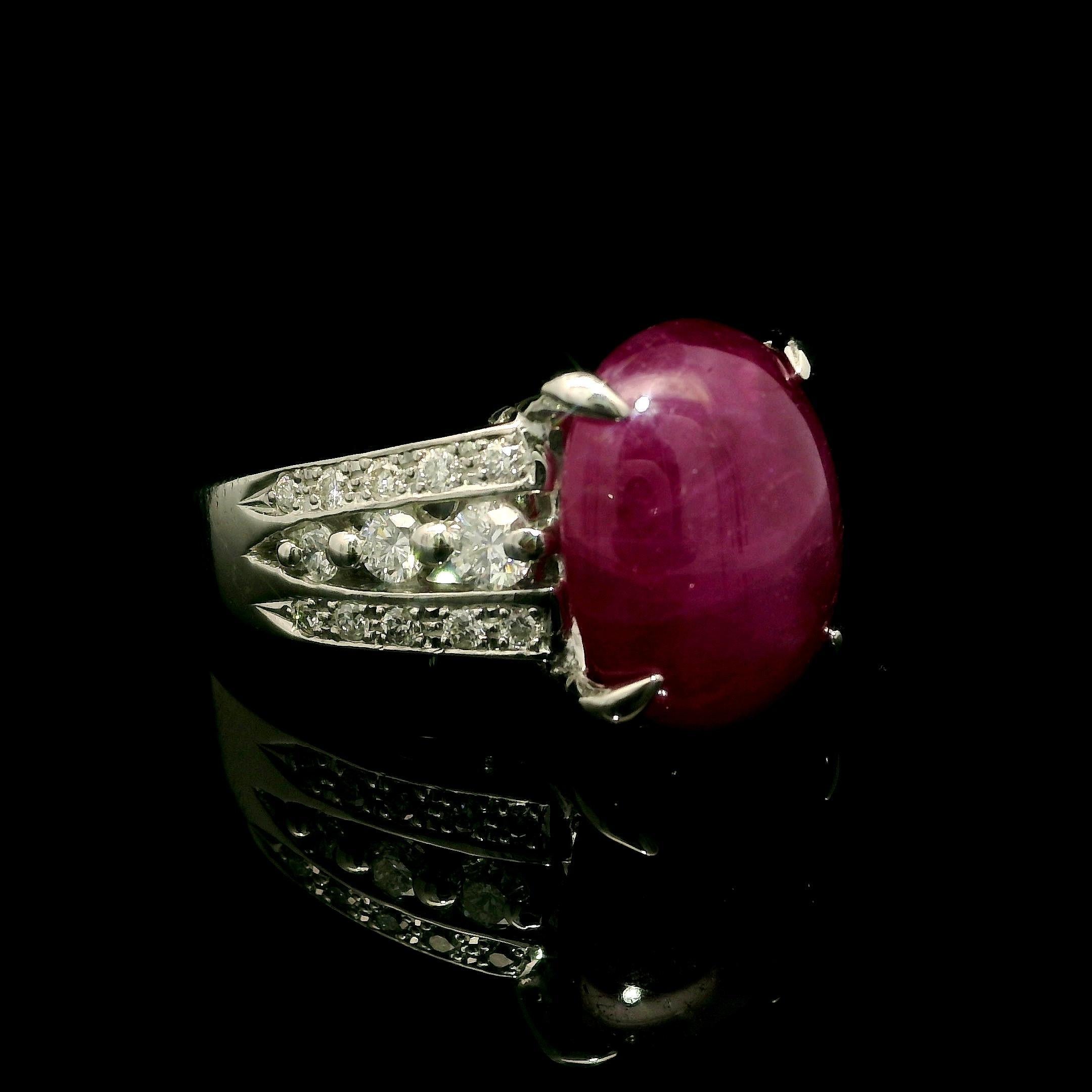 Donna Anello cocktail in platino con cabochon ovale grande e stella di rubino da 0,44 carati con diamante in vendita