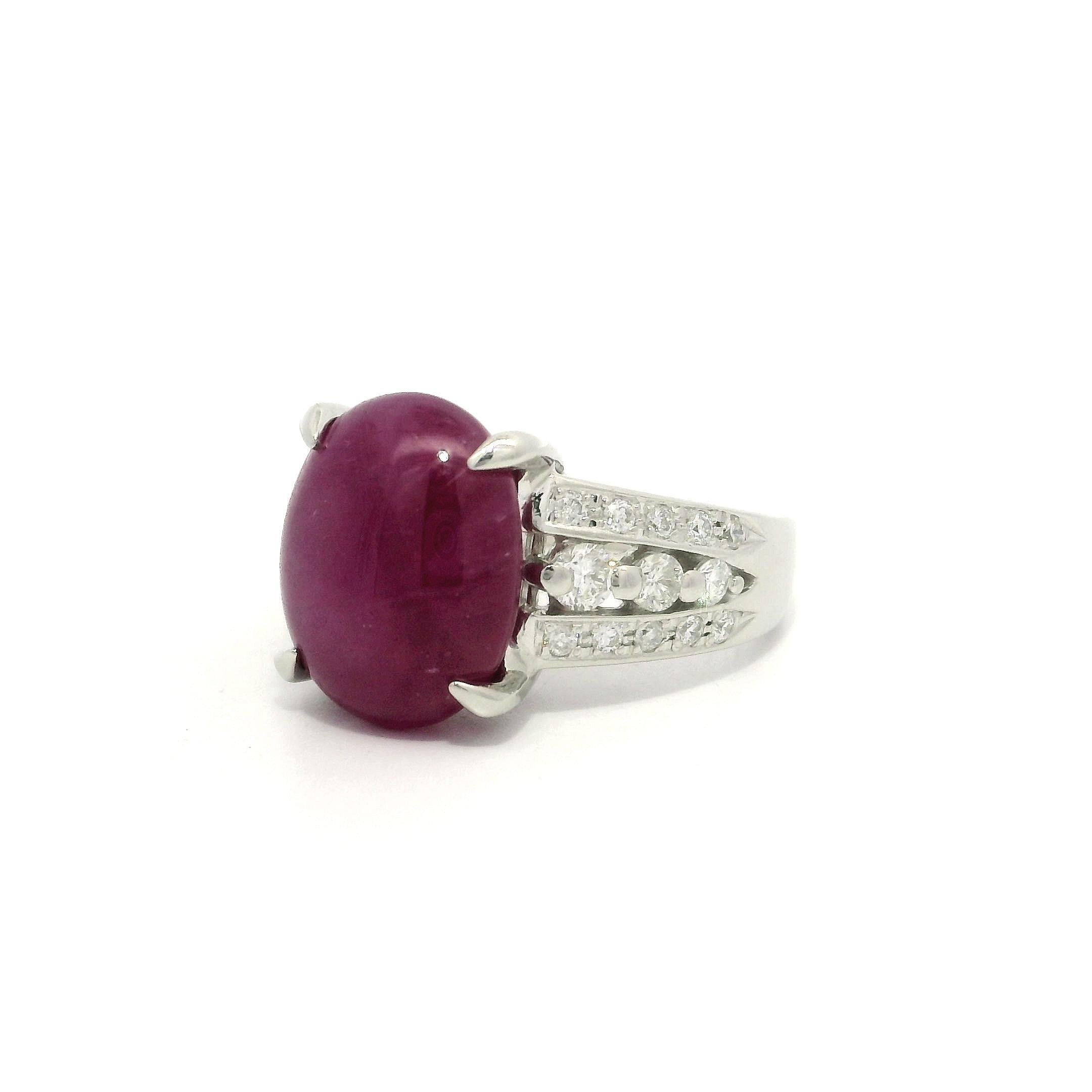 Anello cocktail in platino con cabochon ovale grande e stella di rubino da 0,44 carati con diamante in vendita 4