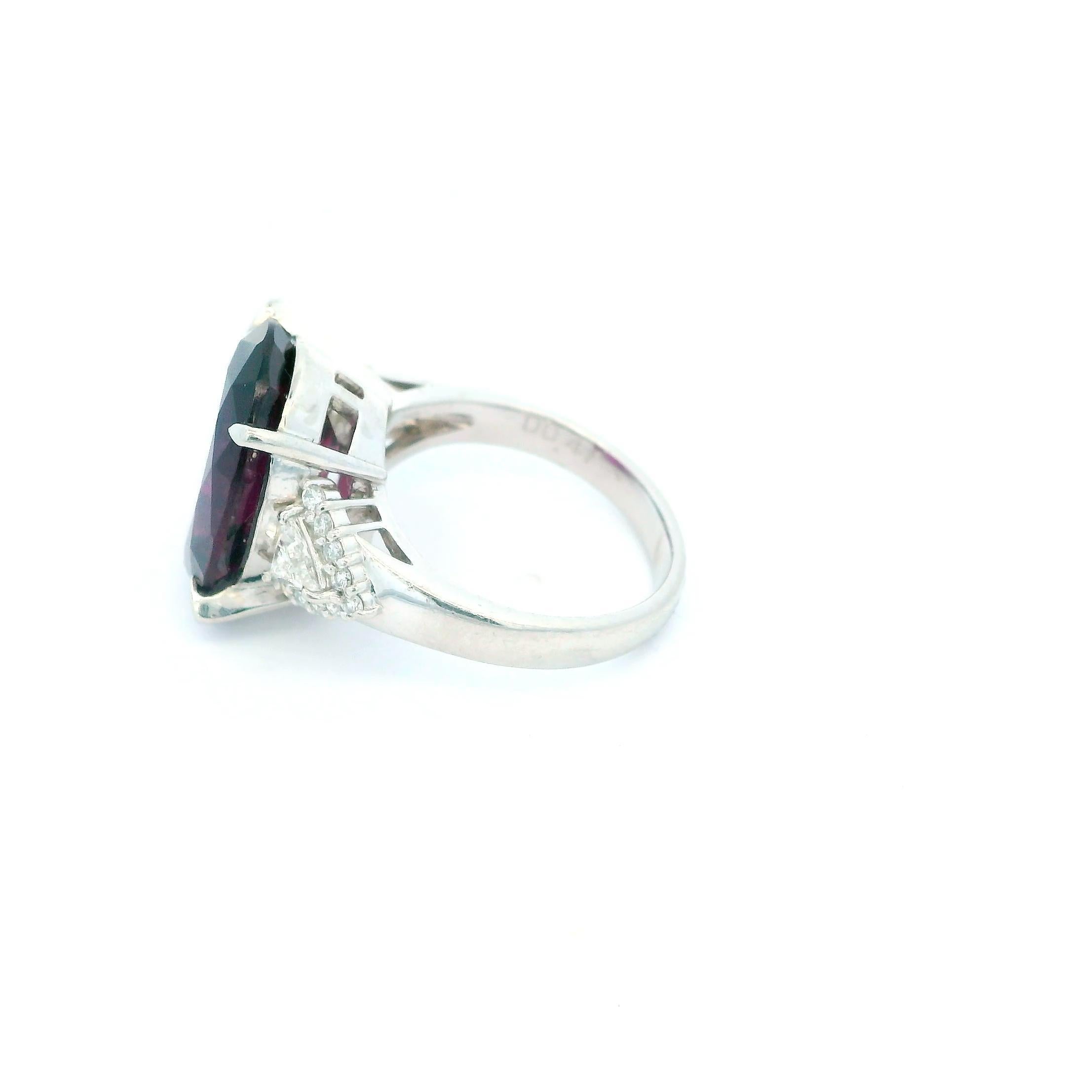 Platinum Large Oval Purple Stone Ring In Good Condition For Sale In Great Neck Plaza, NY