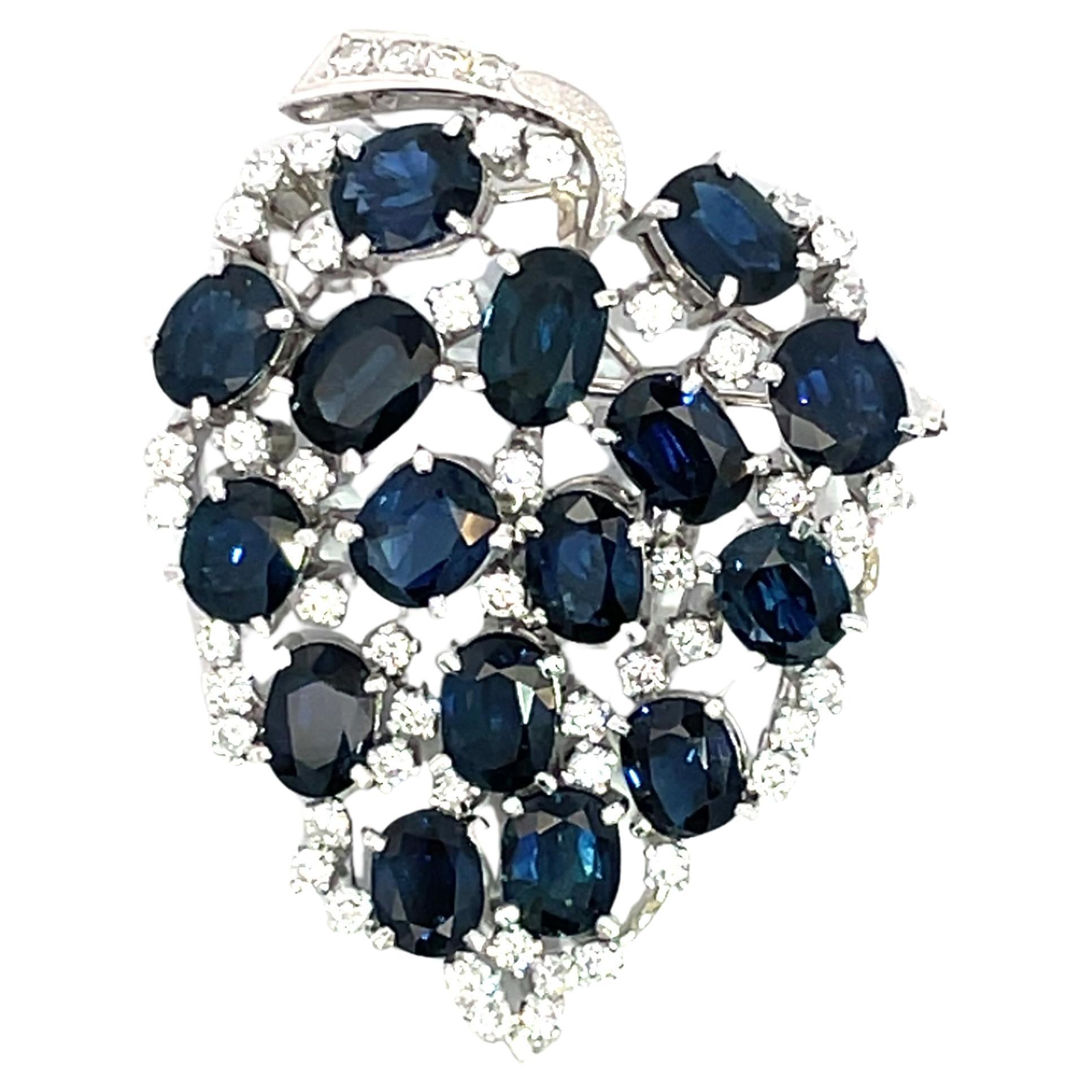 Broche de platino en forma de hoja con zafiros y diamantes de 13,08 quilates