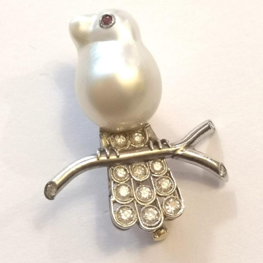 Little bird-shaped brooch in platinum with diamonds and South Sea pearl
Brilliant ct. 0.60
Pearl diam 12 1/2 x 18
