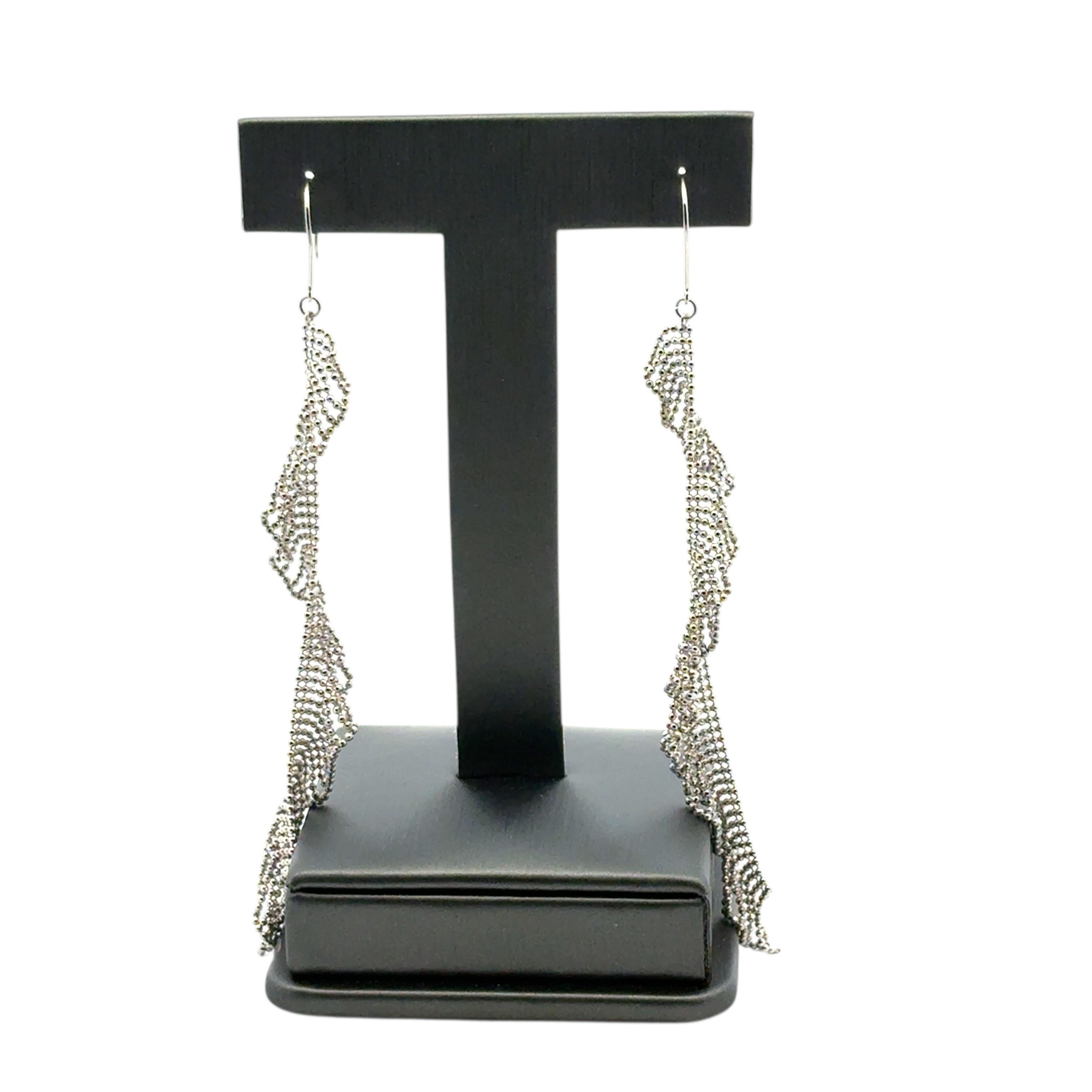 Platinum Long Dangle Chain Earrings

These stunning Platinum Dangle Chain Earrings are in excellent condition and are ready to ship!

Style: Dangle Earrings
Material: Platinum
Design: The design features cascading chain-style dangles in polished