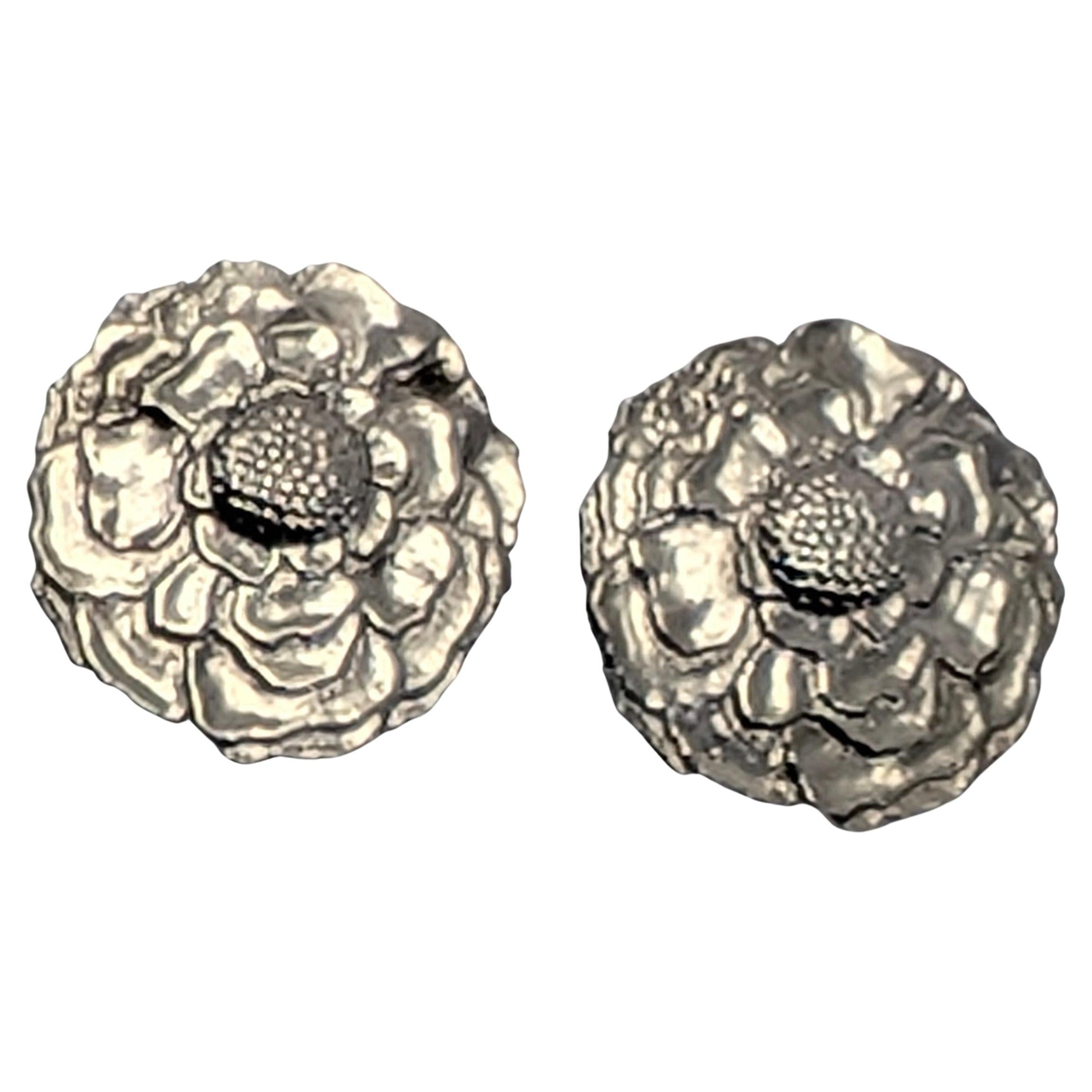 Boucles d'oreilles en platine à l'effigie de Marigold, les pétales de la fleur de Marigold. Quelle belle fleur.  D'un de mes dessins imprimé en typographie. C'est un petit modèle. 3/8ème de pouce  ou 10-11 mm de diamètre. Tous les mêmes détails que