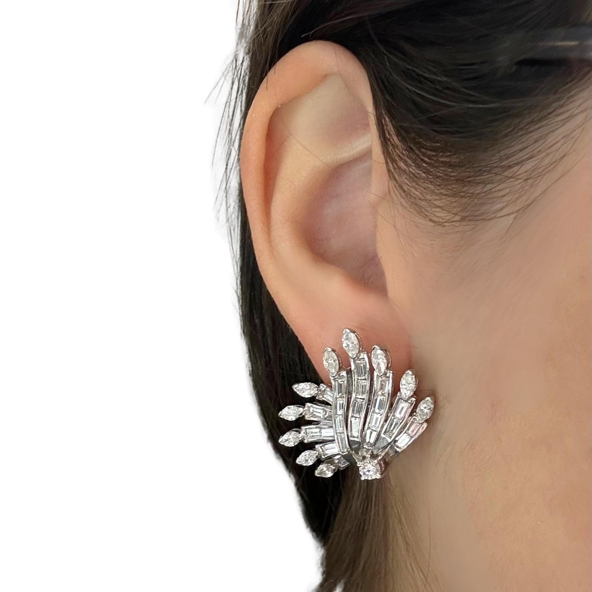 Boucles d'oreilles en platine avec diamants taillés en marquise et en baguette
Condit : En bon état avec quelques légères usures de surface dues à l'âge.
Longueur : 1,00 pouce
Marques : 