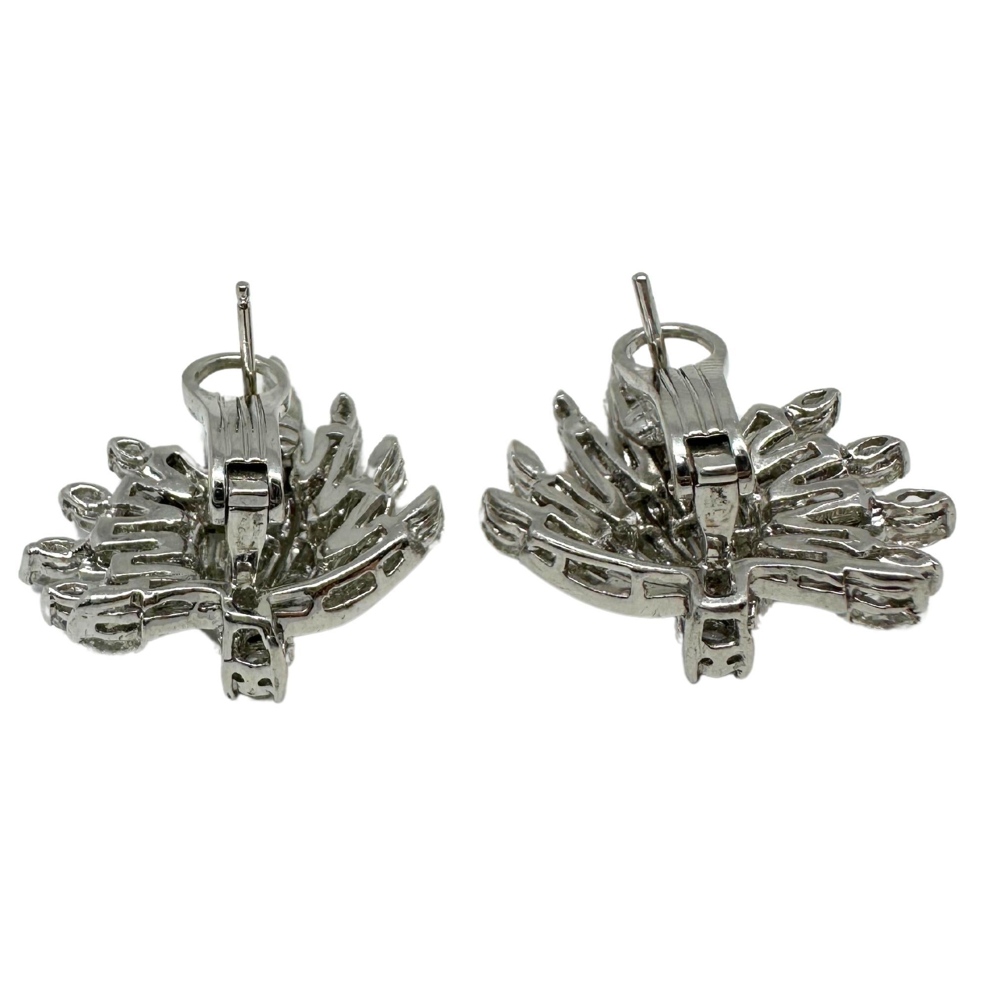 Taille baguette Boucles d'oreilles en platine avec diamants taillés en marquise et en baguette en vente