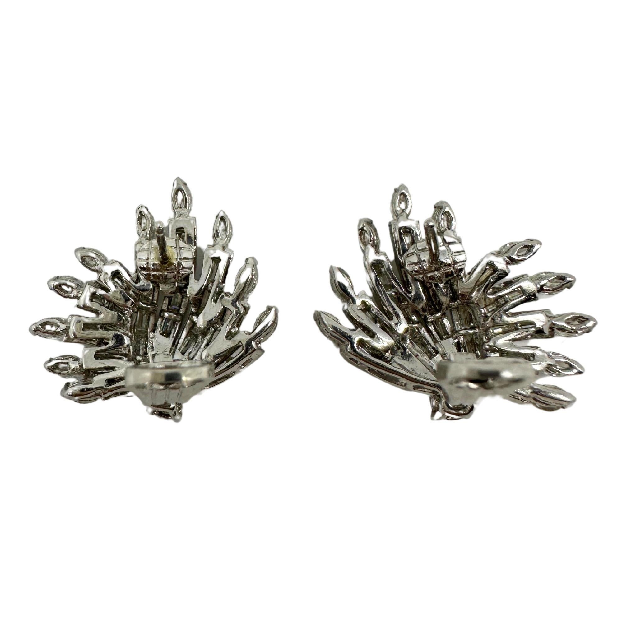 Boucles d'oreilles en platine avec diamants taillés en marquise et en baguette Bon état - En vente à New York, NY