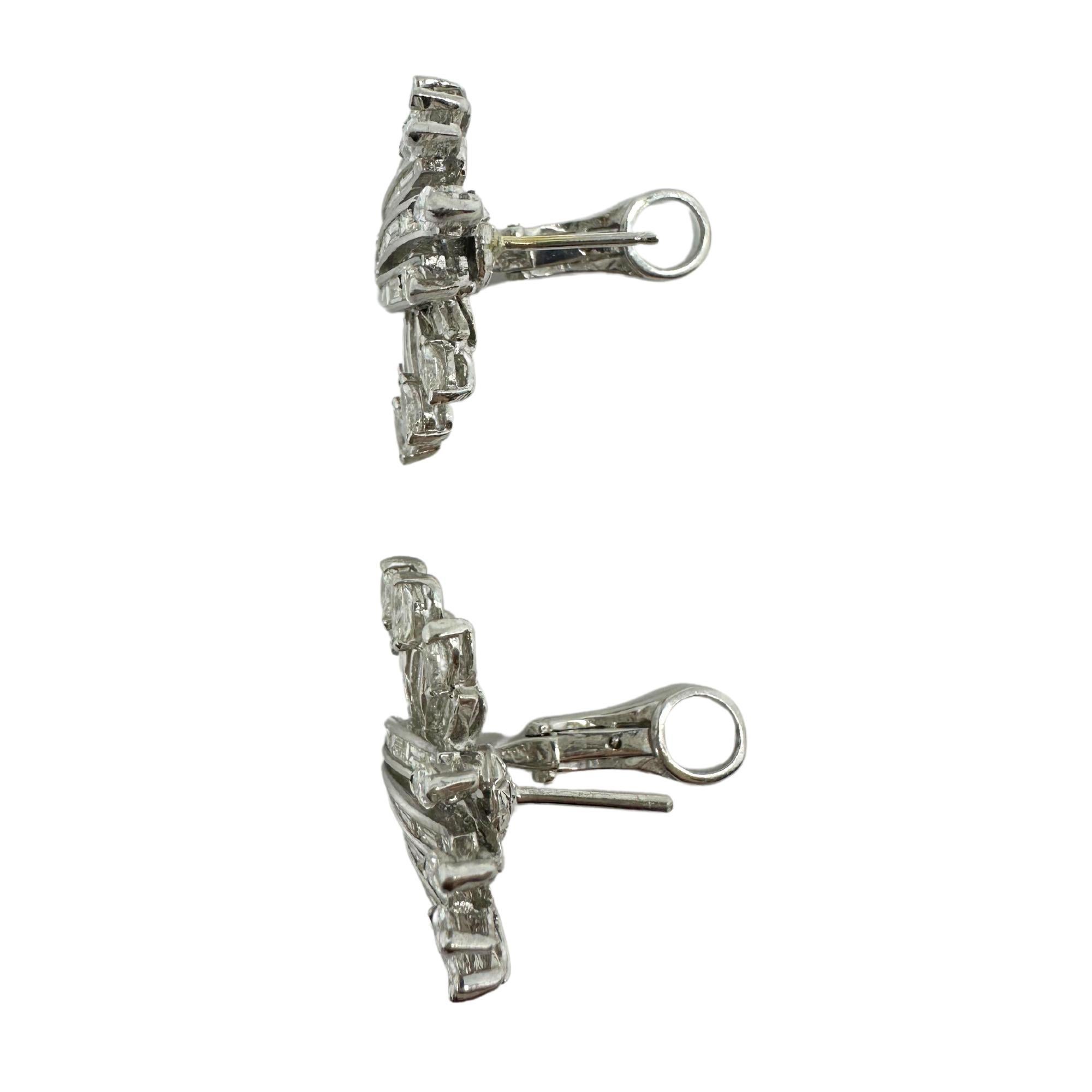 Boucles d'oreilles en platine avec diamants taillés en marquise et en baguette en vente 1