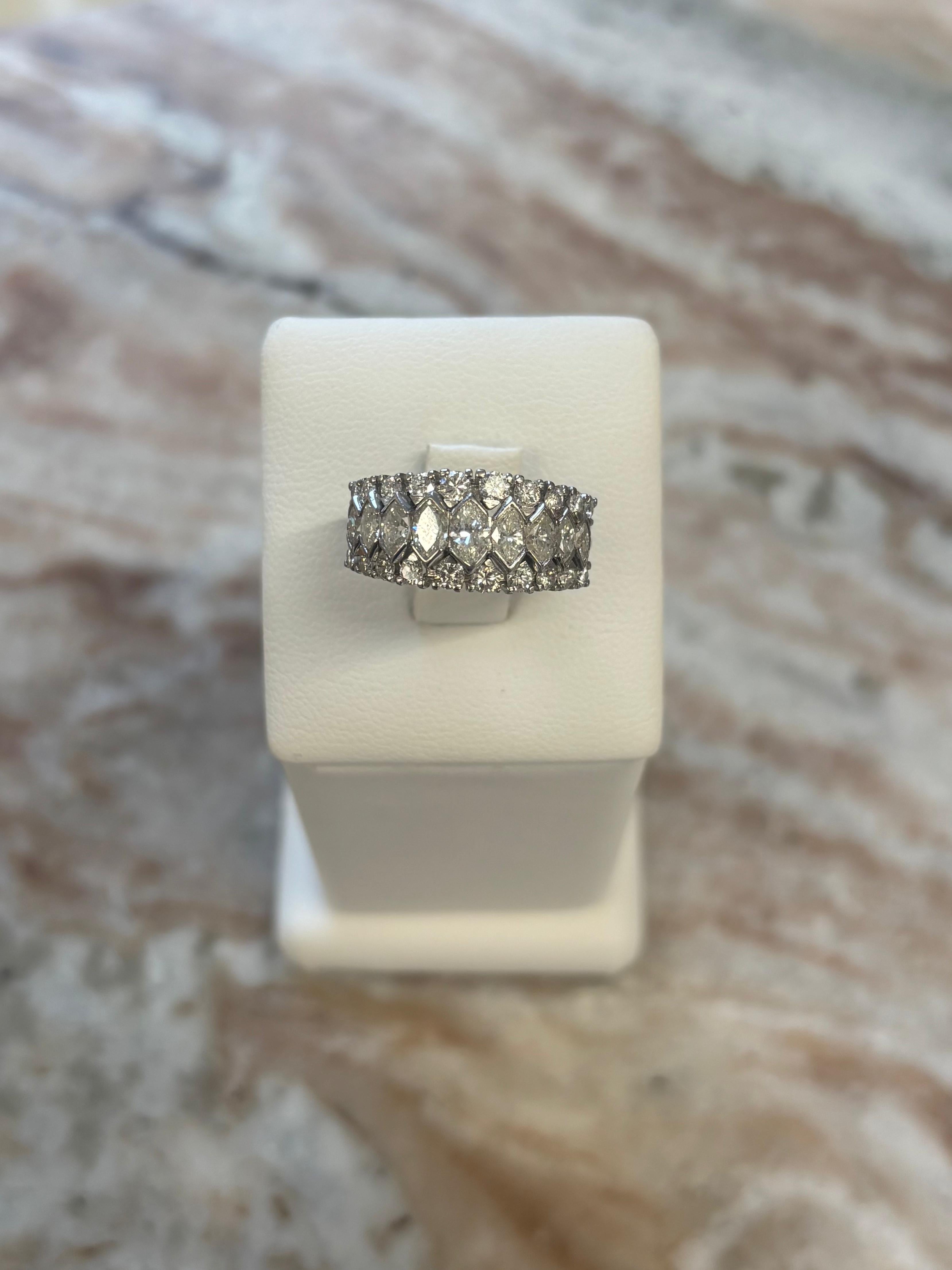 Taglio marquise Anello a fascia in platino con diamante rotondo e marquise in vendita