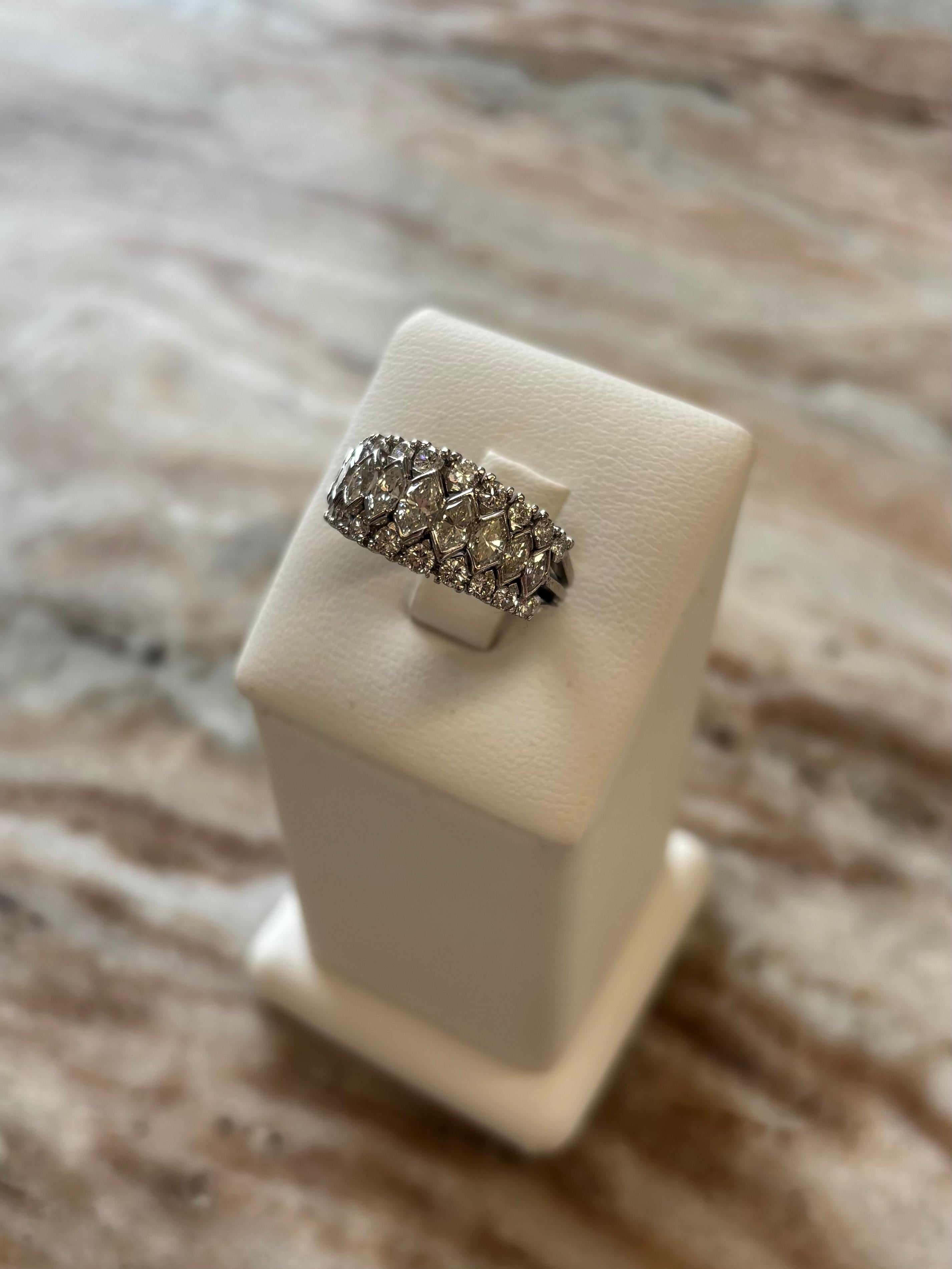 Anello a fascia in platino con diamante rotondo e marquise In condizioni ottime in vendita a Great Neck Plaza, NY