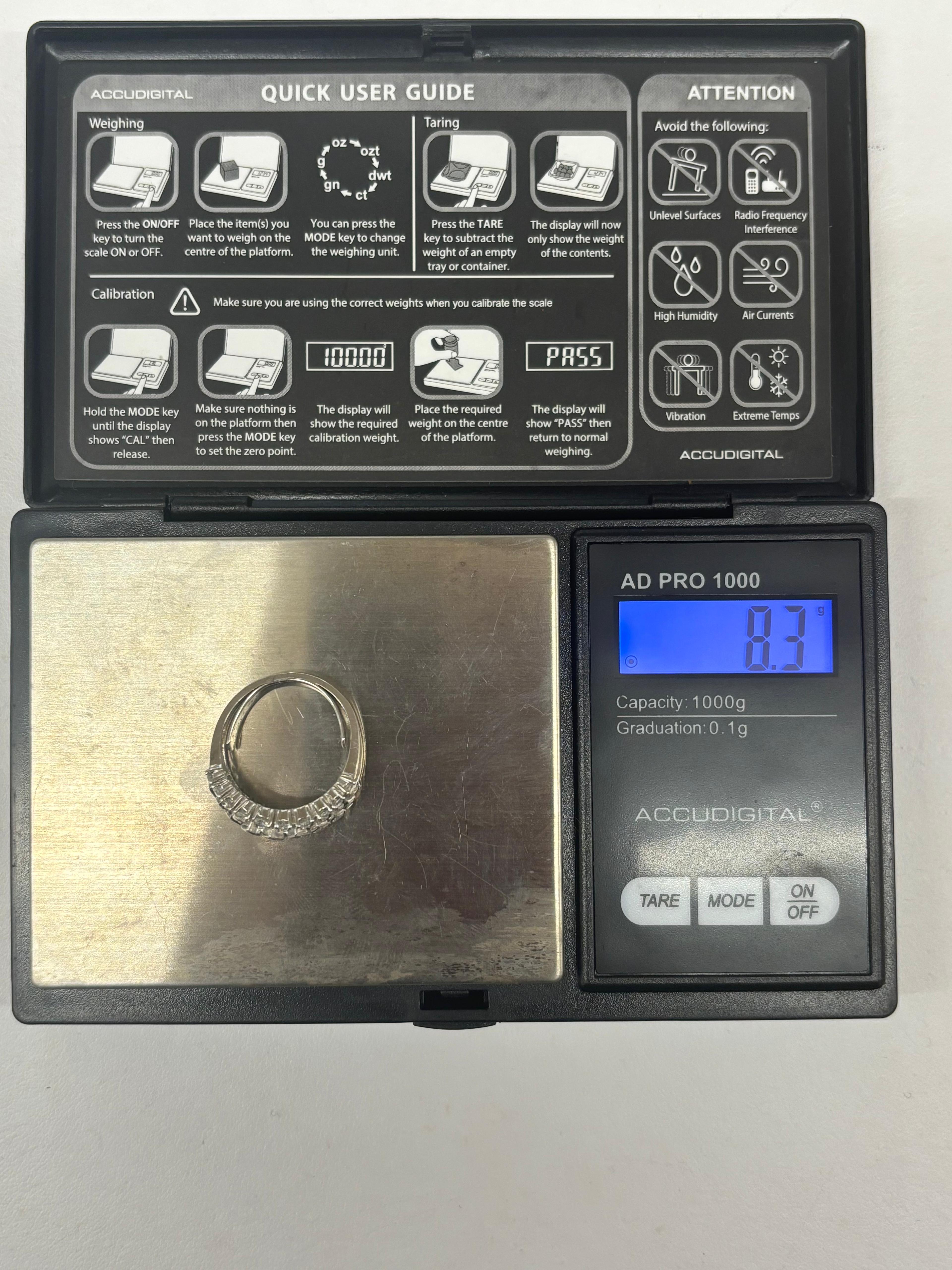 Anello a fascia in platino con diamante rotondo e marquise in vendita 1