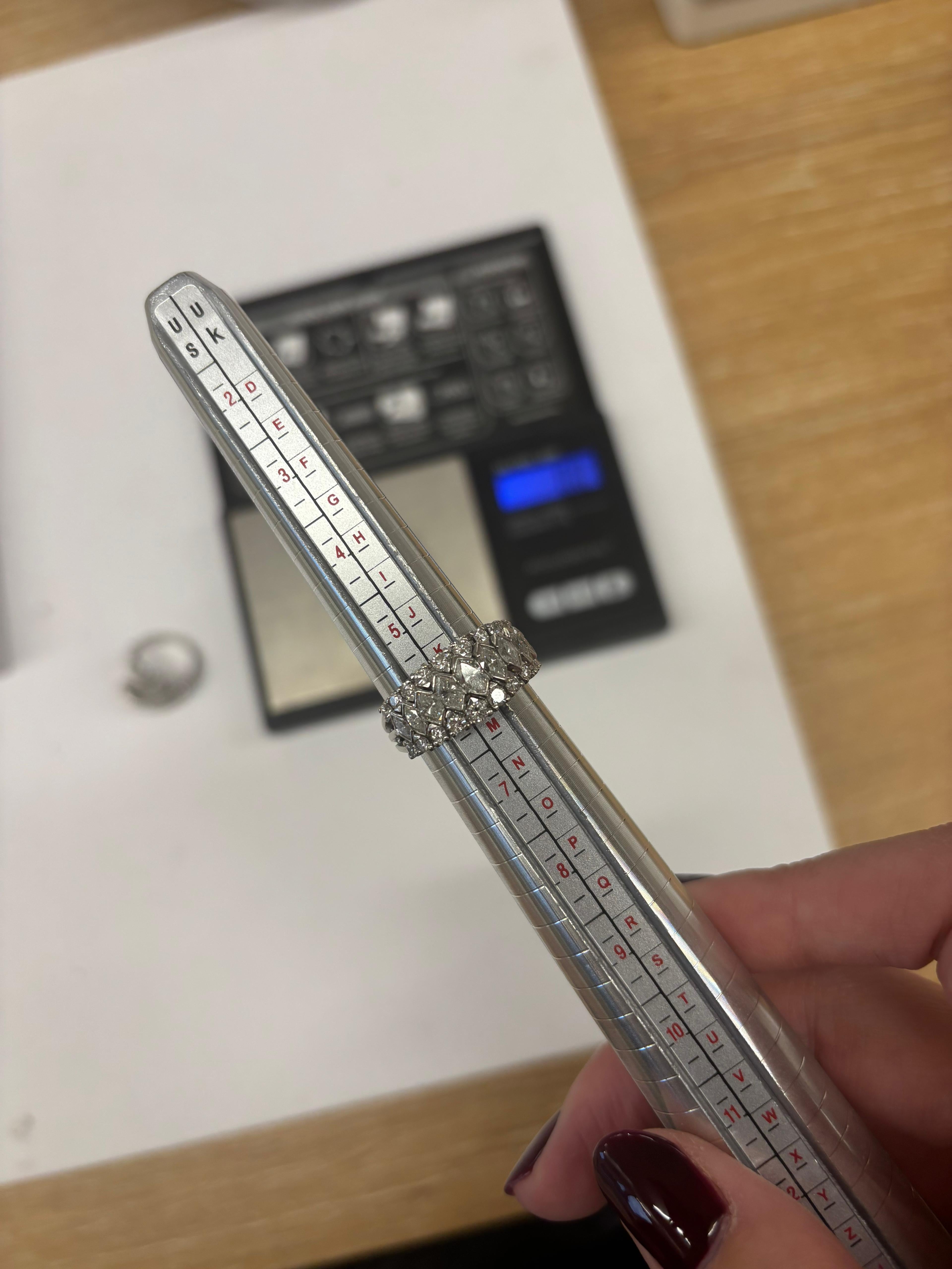 Anello a fascia in platino con diamante rotondo e marquise in vendita 2