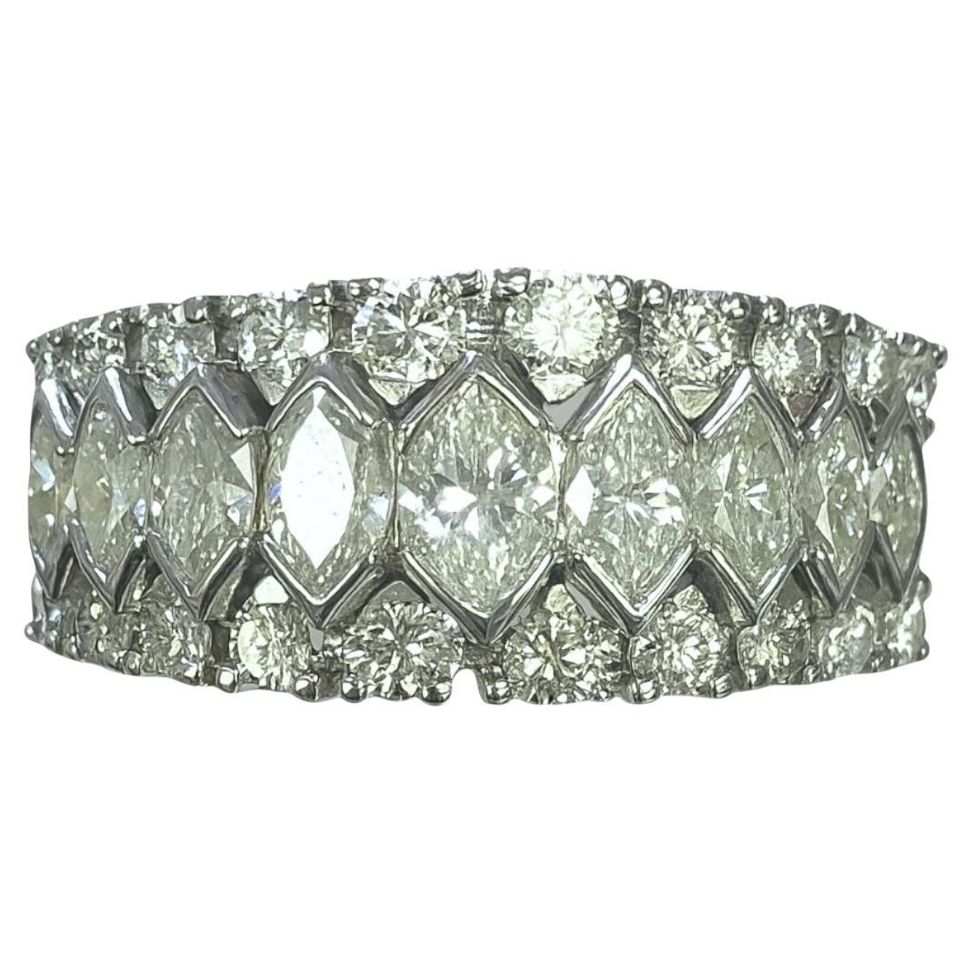 Anello a fascia in platino con diamante rotondo e marquise