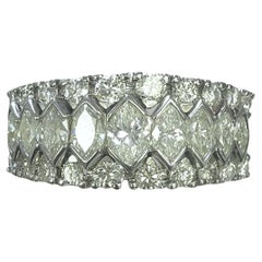 Anello a fascia in platino con diamante rotondo e marquise