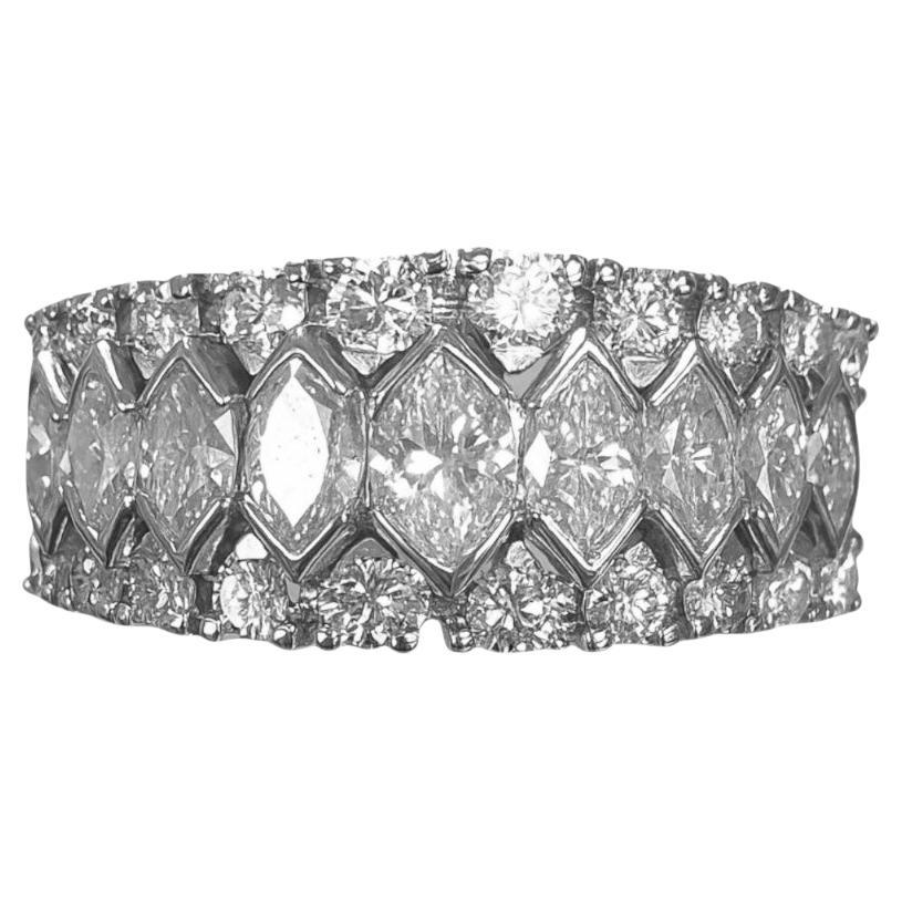 Anello a fascia in platino con diamante rotondo e marquise