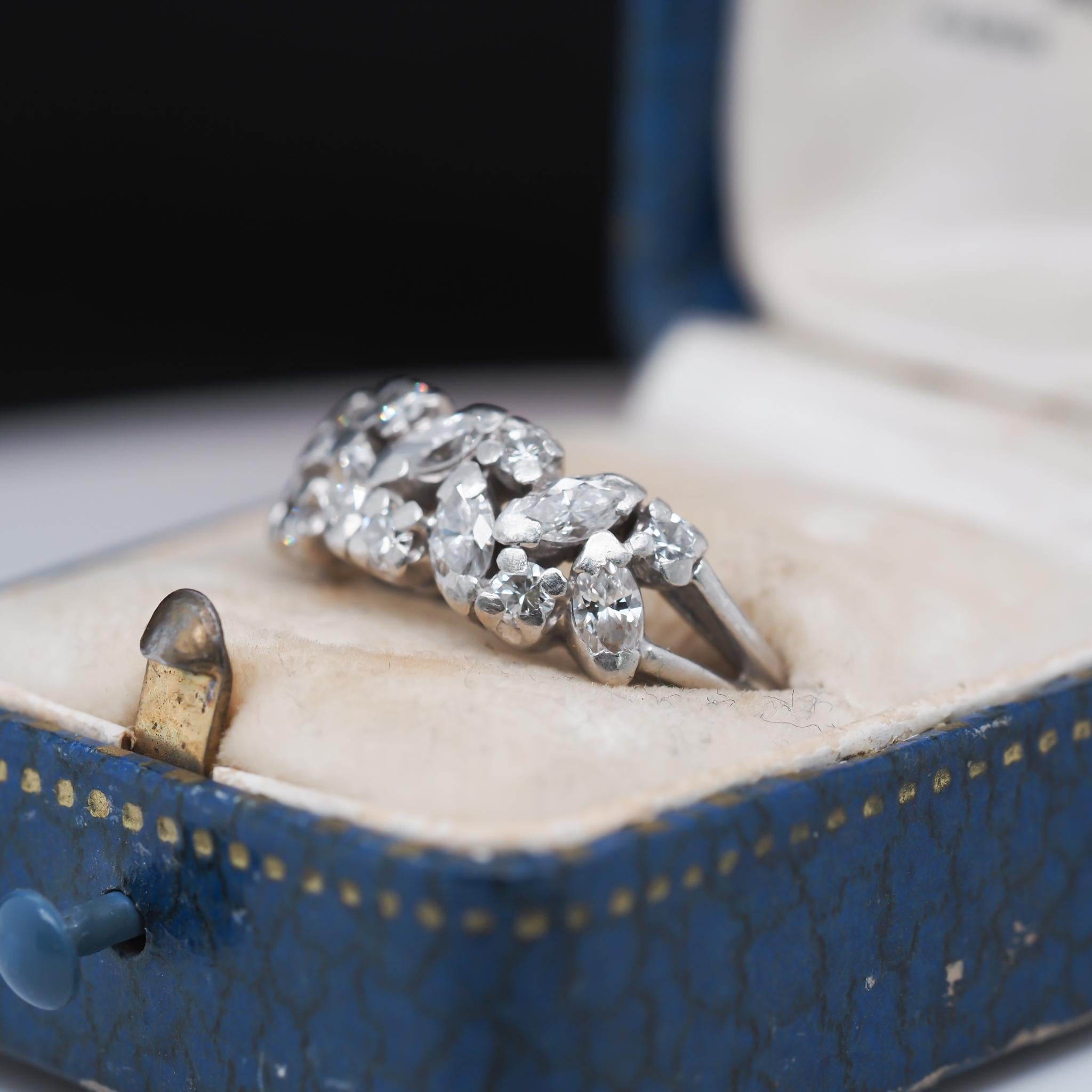Platin-Hochzeitsring mit Marquise- und rundem Diamanten (Rundschliff) im Angebot