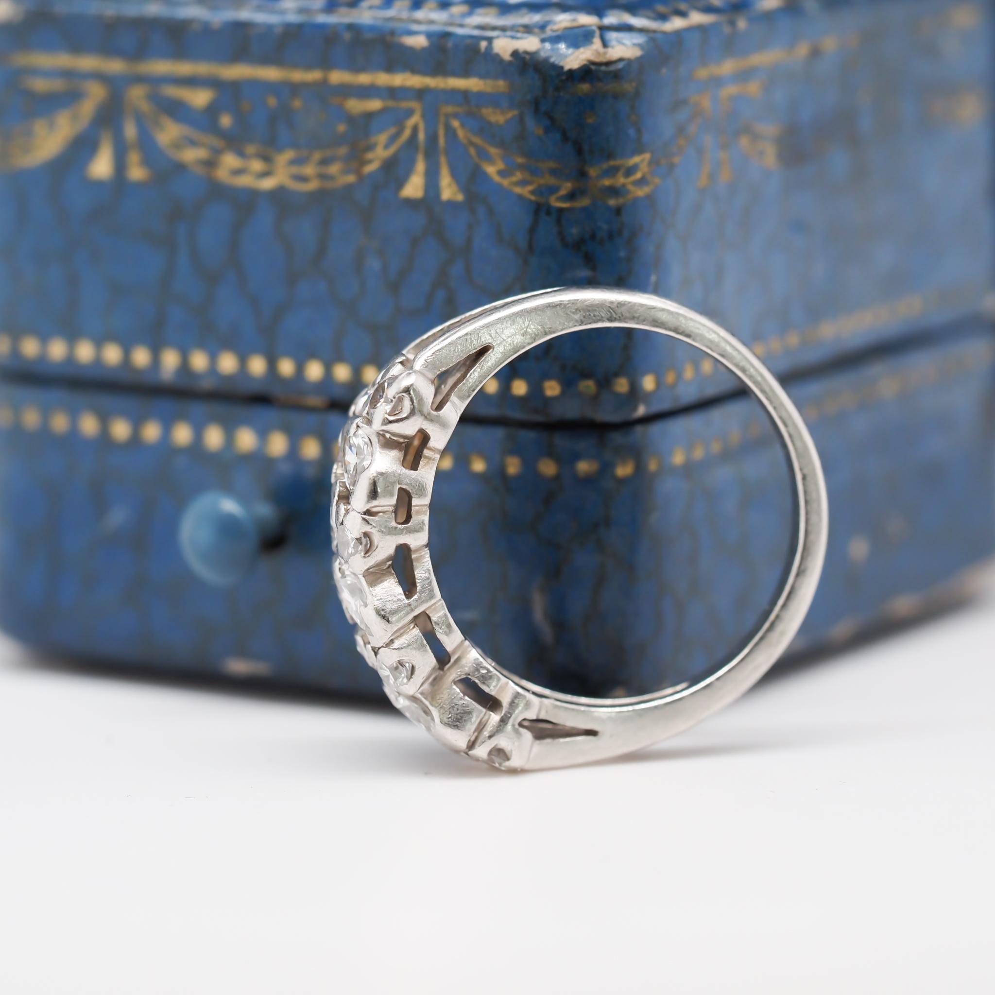 Platin-Hochzeitsring mit Marquise- und rundem Diamanten für Damen oder Herren im Angebot