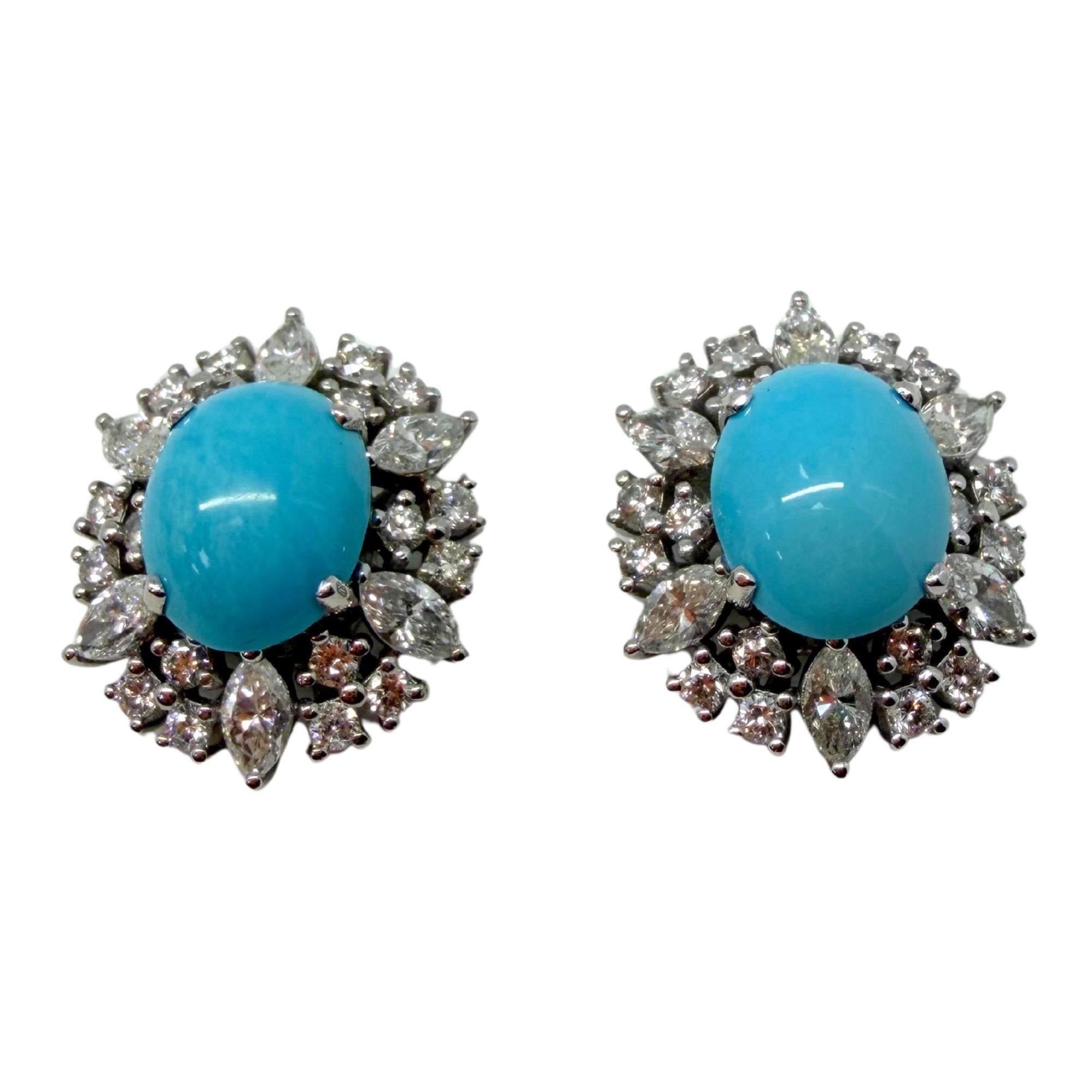 Ces superbes boucles d'oreilles en platine présentent des cabochons ovales de turquoise entourés d'un halo radieux de diamants taillés en marquise et en rond, pour un total d'environ 1,75 carat. La turquoise vibrante se détache magnifiquement de