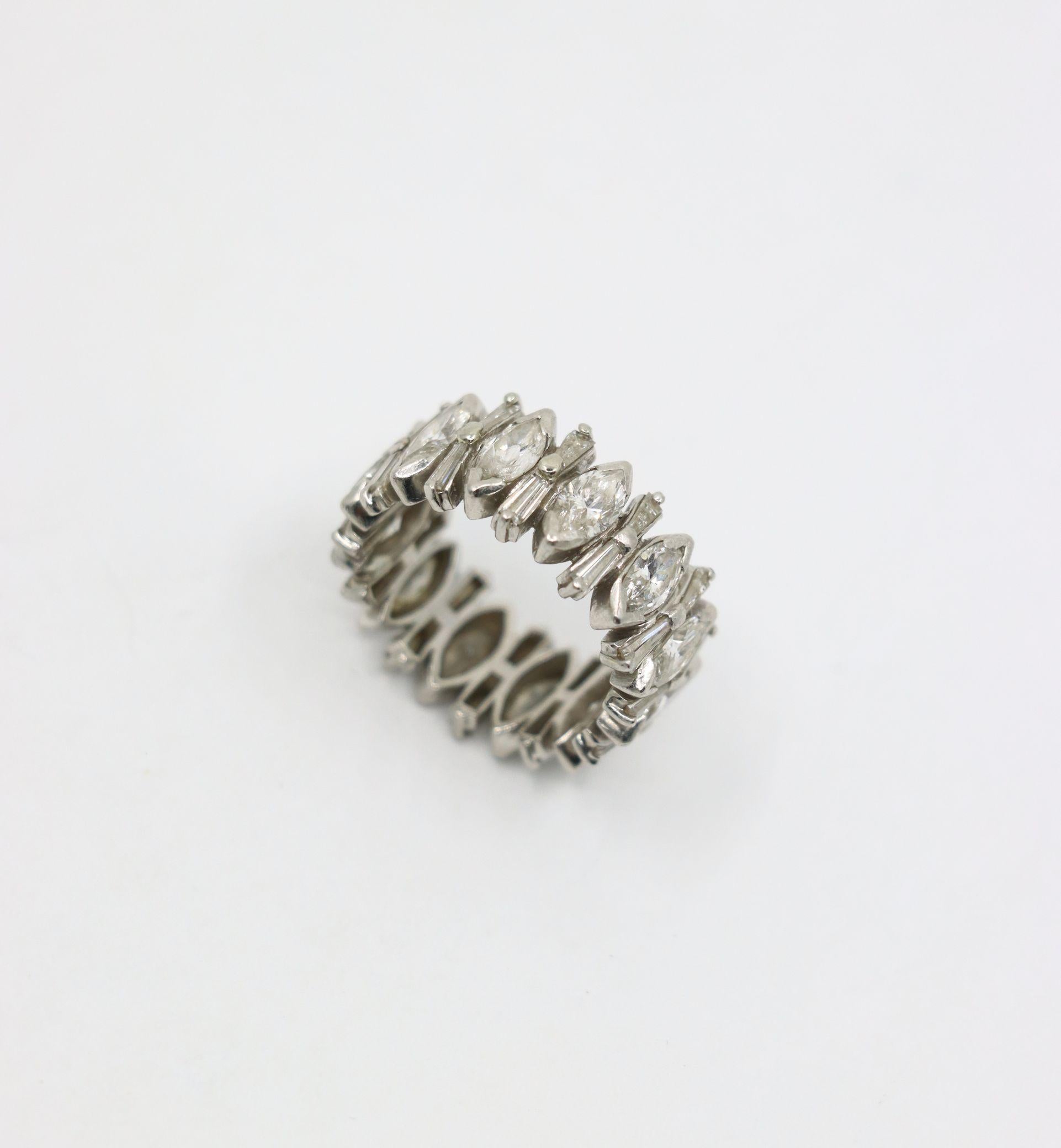 Anillo de diamantes marquesa en platino en venta 5
