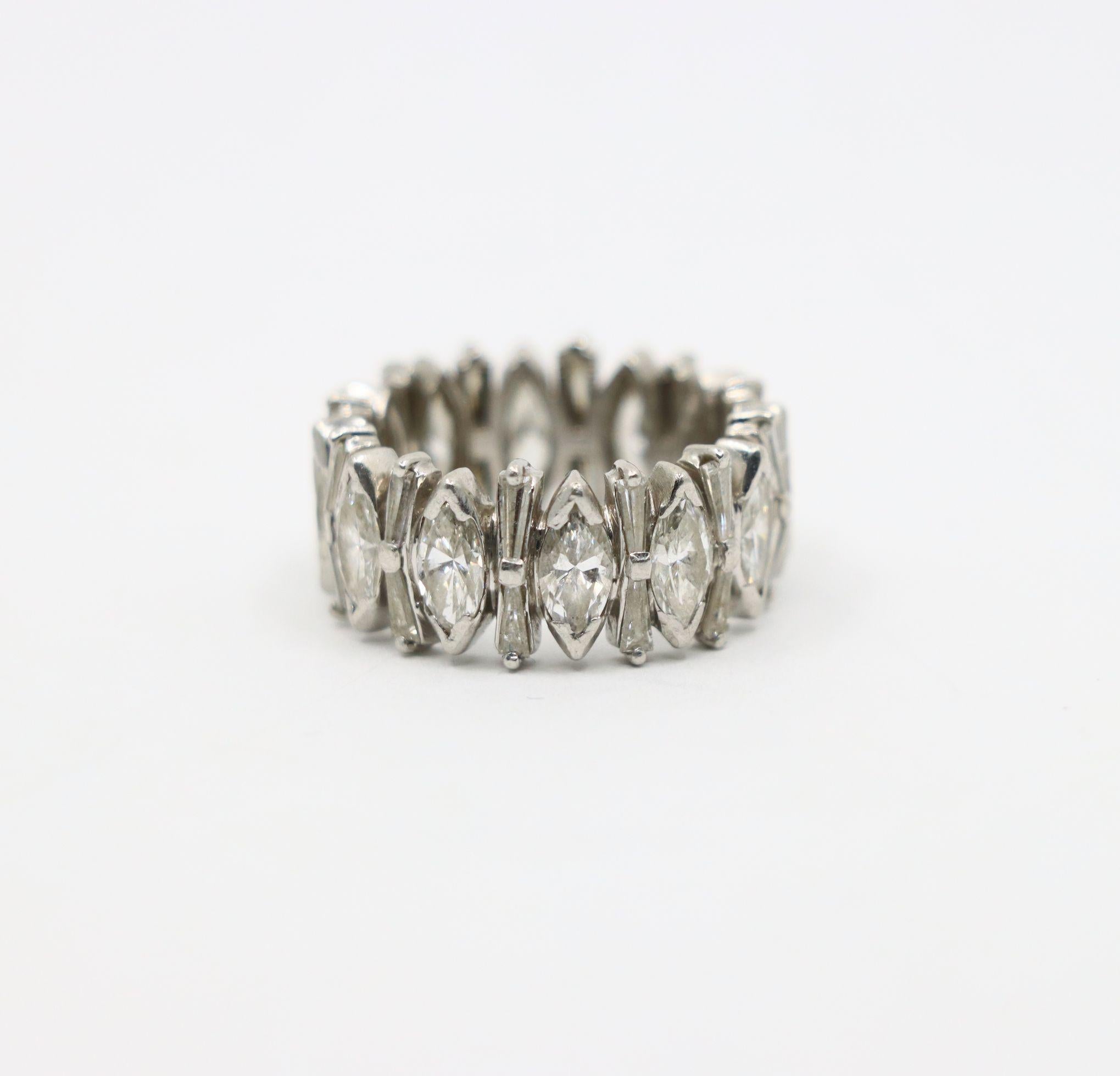Anillo de diamantes marquesa en platino Corte marquesa en venta