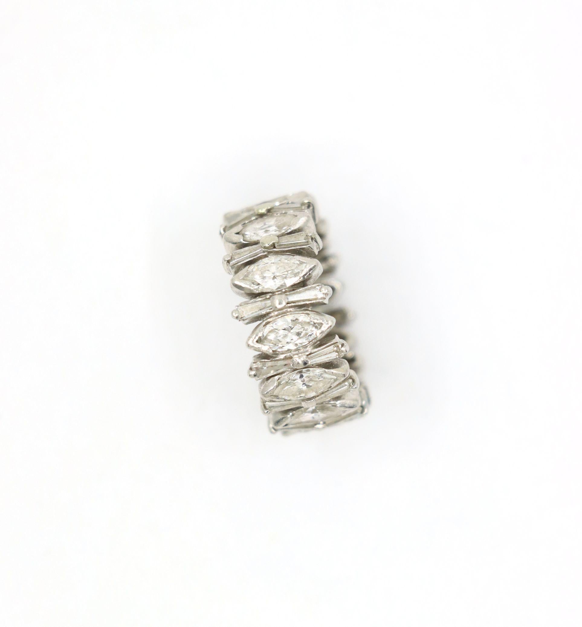 Anillo de diamantes marquesa en platino en venta 2