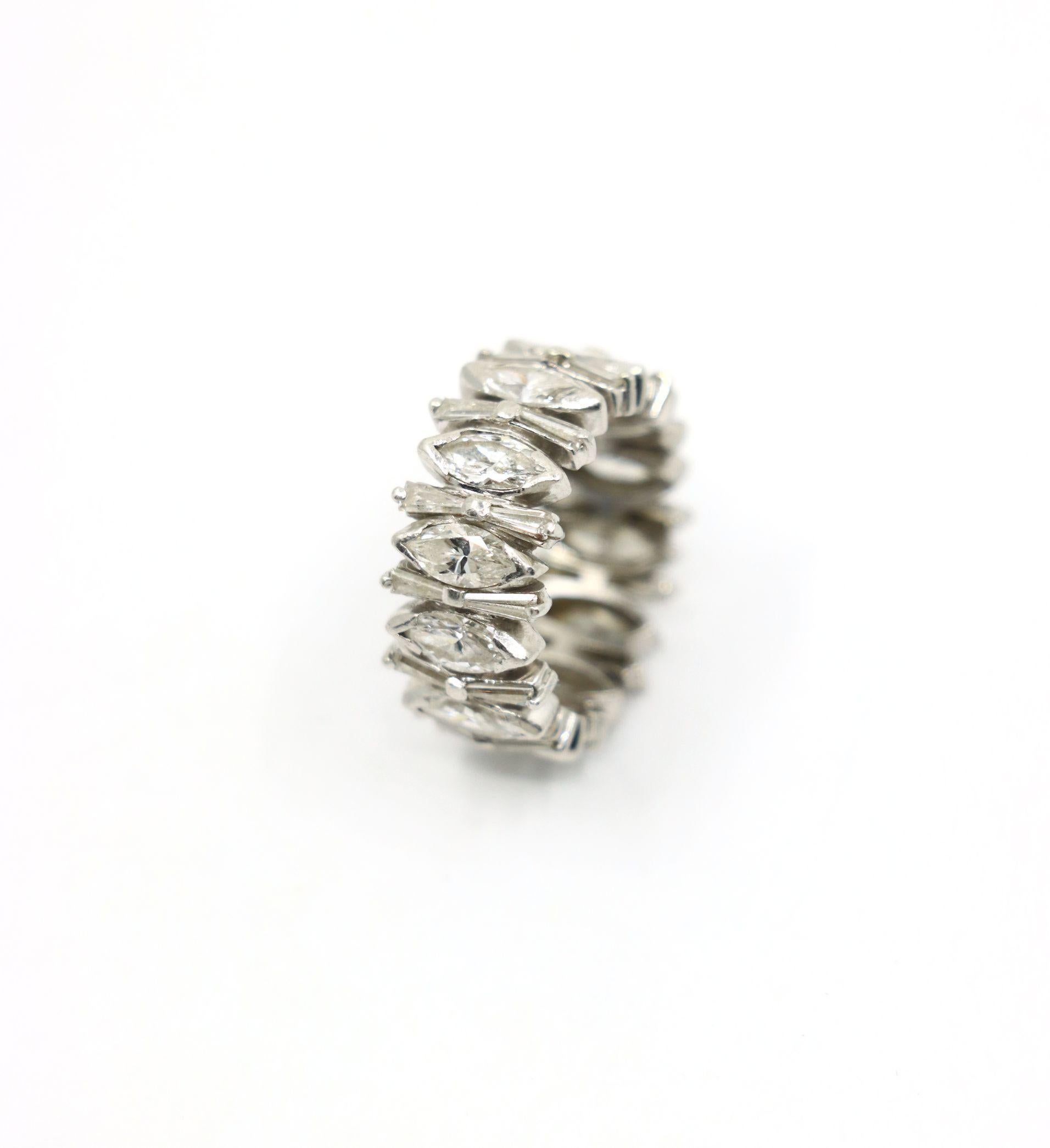 Anillo de diamantes marquesa en platino en venta 3