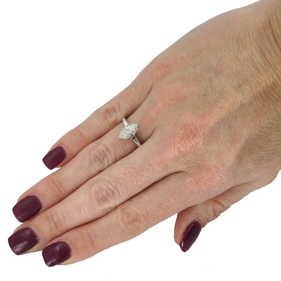 Platin Marquise Diamant Dreistein Verlobungsring im Zustand „Gut“ im Angebot in Coral Gables, FL