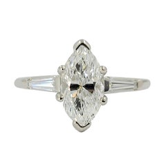 Bague de fiançailles à trois pierres en platine avec diamant marquise