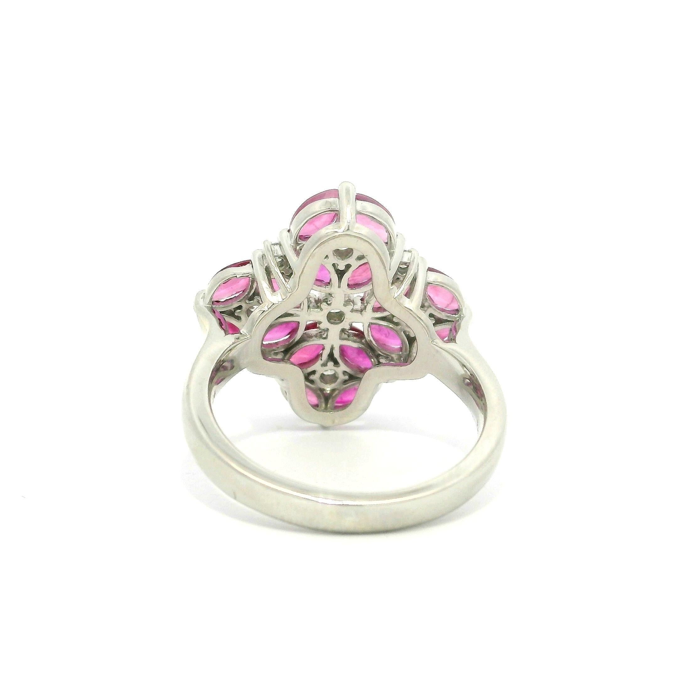Anello di platino con rubino marquise e diamanti a grappolo, a forma di piatto geometrico in vendita 5
