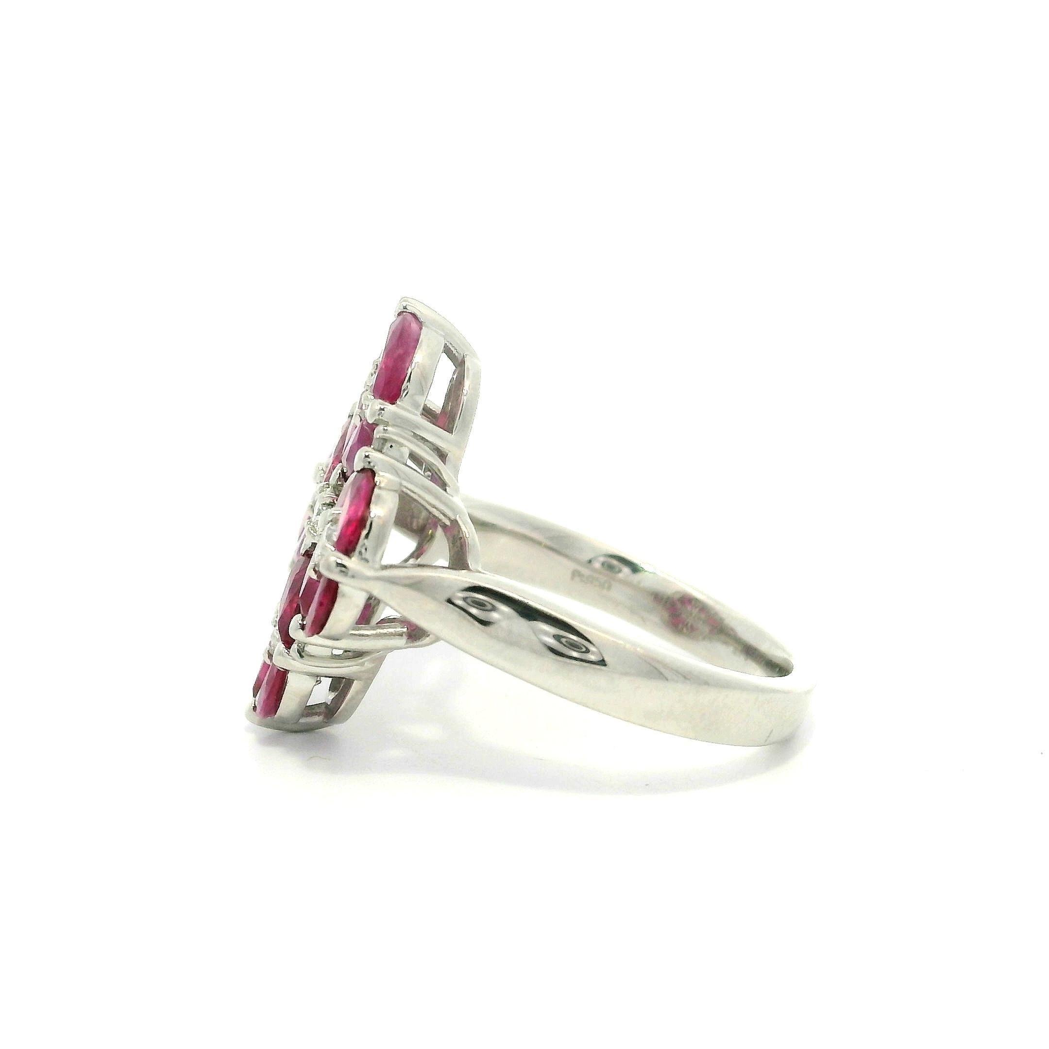 Anello di platino con rubino marquise e diamanti a grappolo, a forma di piatto geometrico in vendita 6