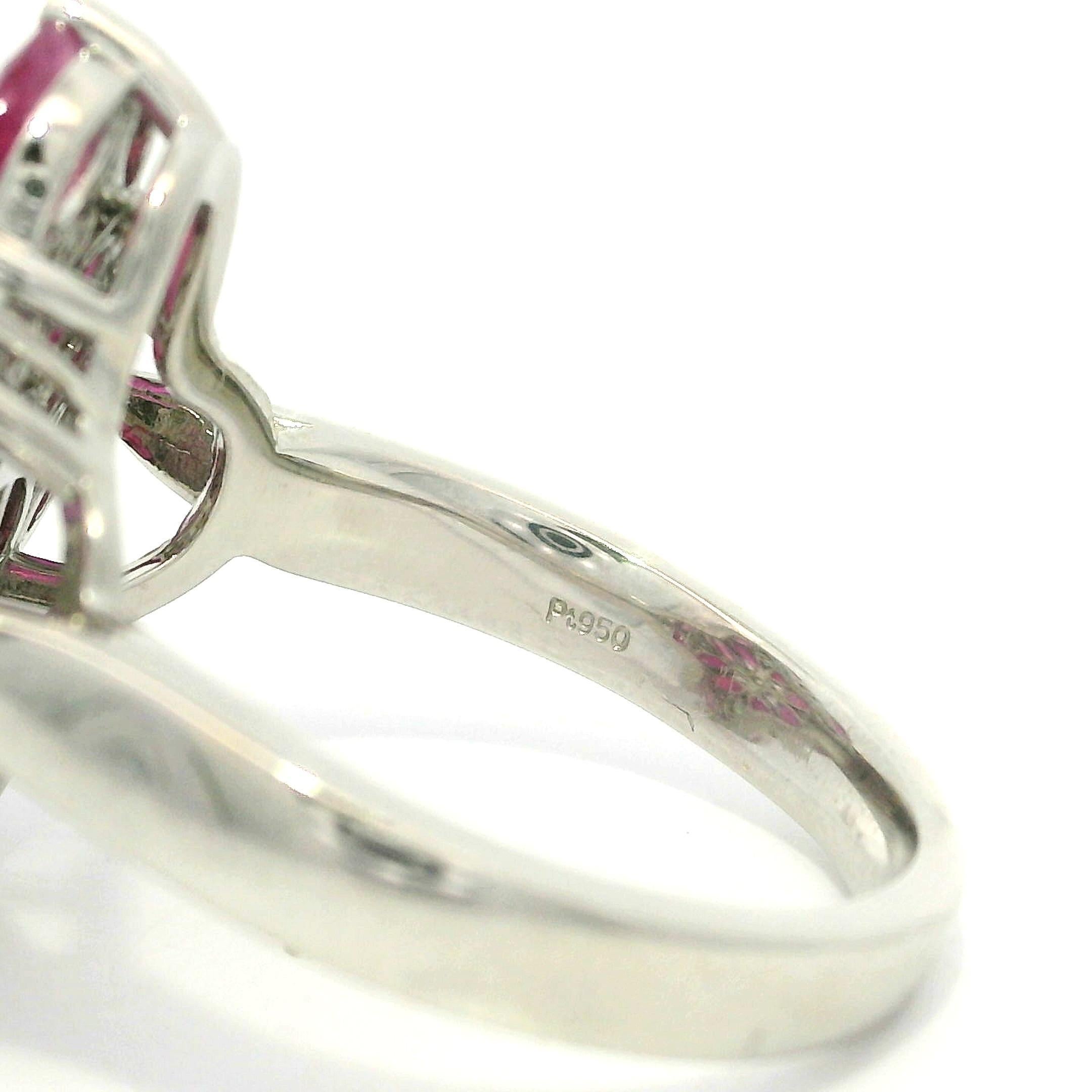 Anello di platino con rubino marquise e diamanti a grappolo, a forma di piatto geometrico in vendita 7