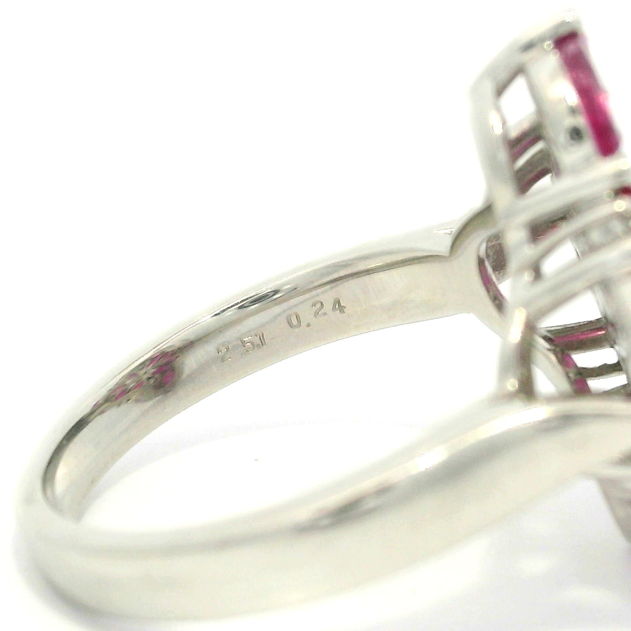 Anello di platino con rubino marquise e diamanti a grappolo, a forma di piatto geometrico in vendita 8