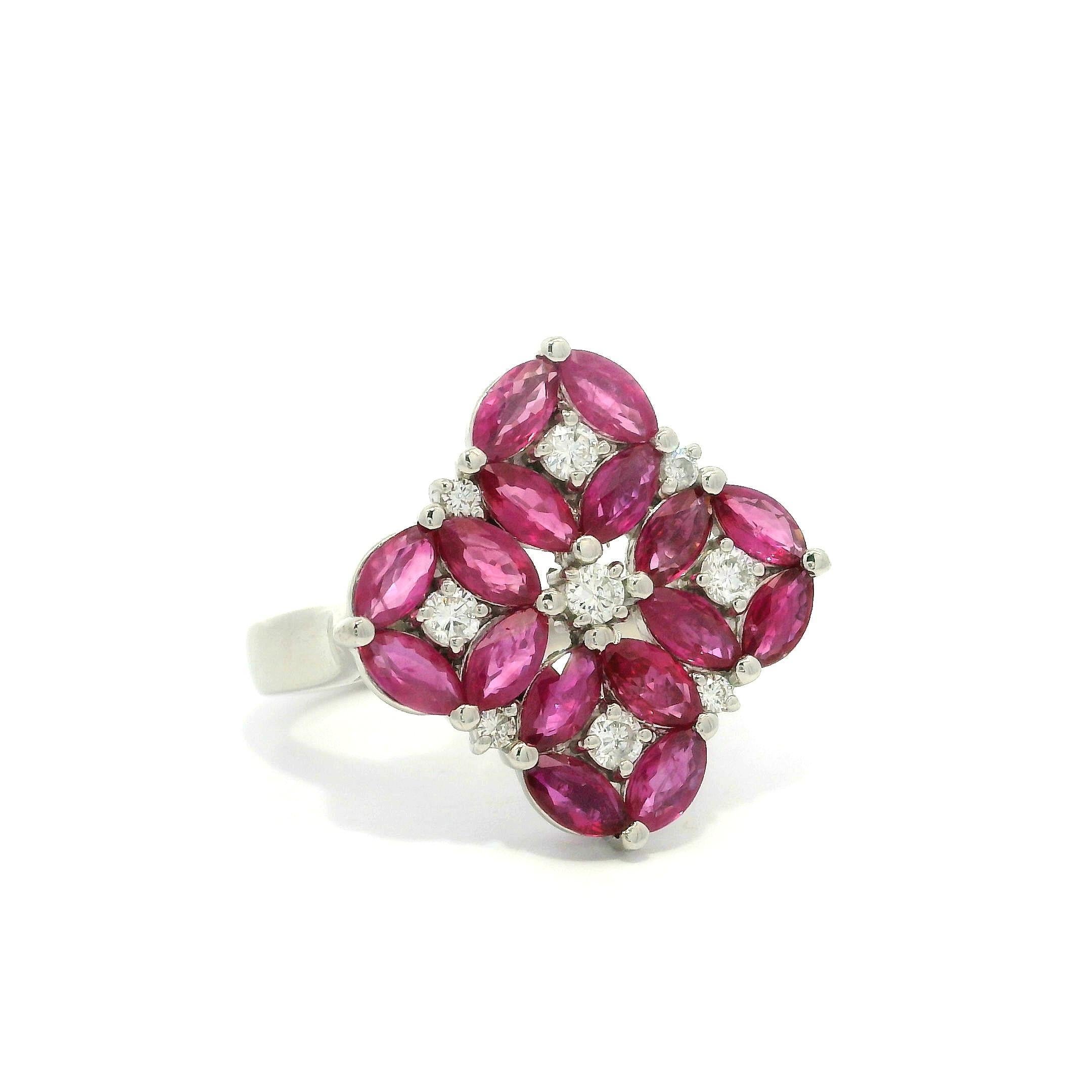 Anello di platino con rubino marquise e diamanti a grappolo, a forma di piatto geometrico in vendita 12