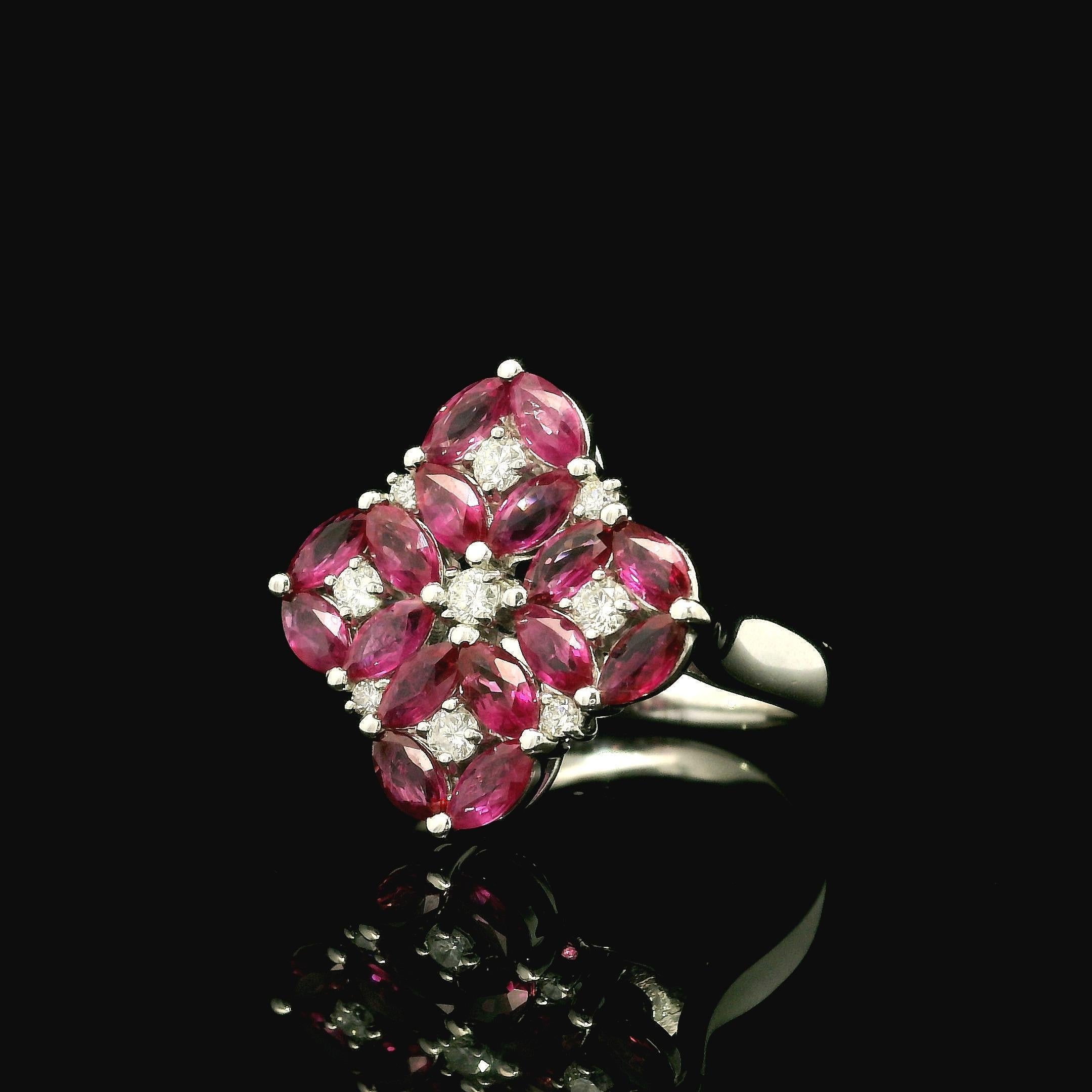 --Pietre: --
(16) Rubino naturale autentico - taglio marquise - incastonato - colore rosso leggermente rosa - 2,51ctw (esatto)
(9) Diamanti naturali autentici - taglio rotondo brillante - incastonati - colore bianco brillante - 0,24ctw (esatto)
Peso